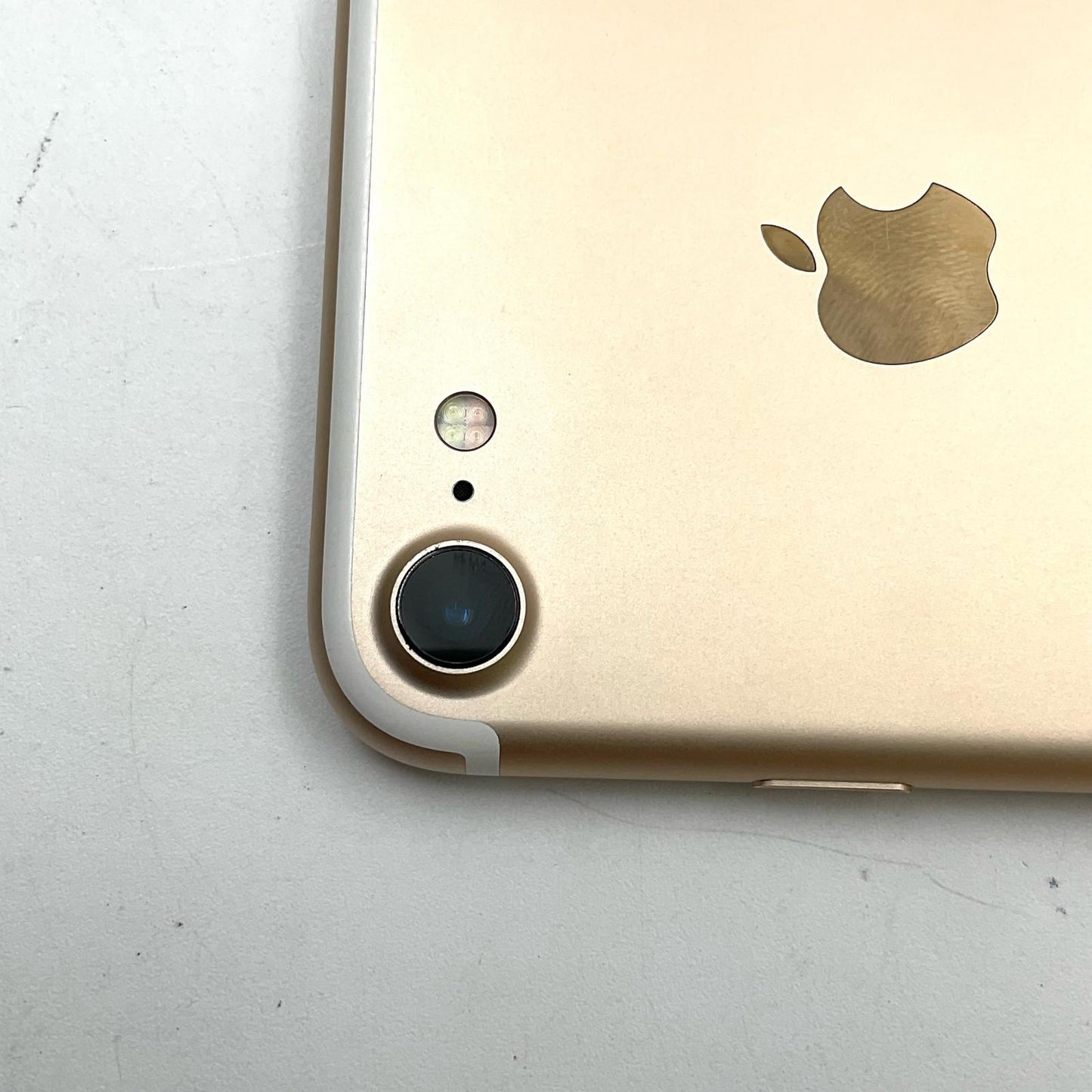 【全額返金保証】【最速発送】Apple iPhone iPhone 7 32GB ゴールド docomo 白ロム 動作確認済 78%