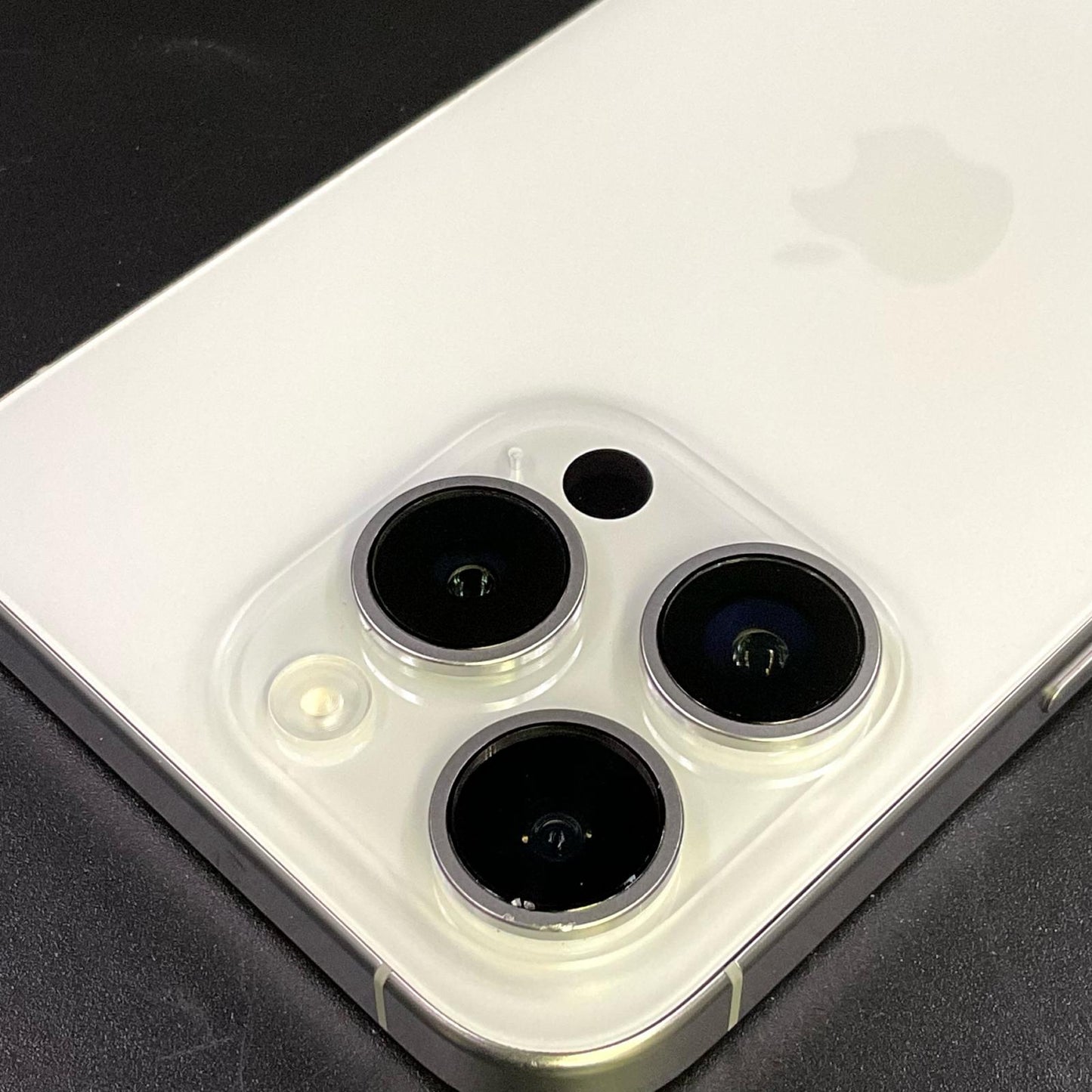 【最速発送】Apple iPhone iPhone 15 Pro 128GB White Titanium SIMフリー SIMフリー 白ロム【難有】 89%