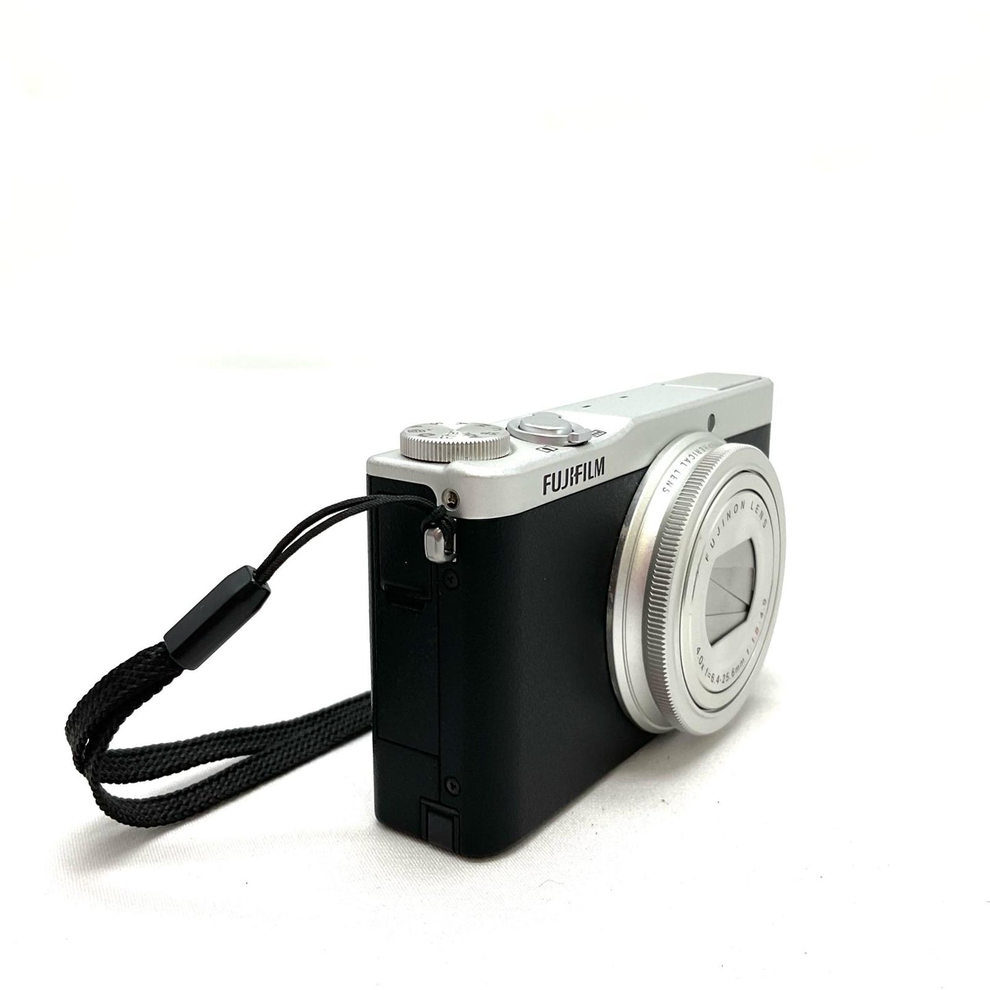 【全額返金保証】【最速発送】FUJIFILM コンパクトデジタルカメラ XQ2 シルバー 動作確認済