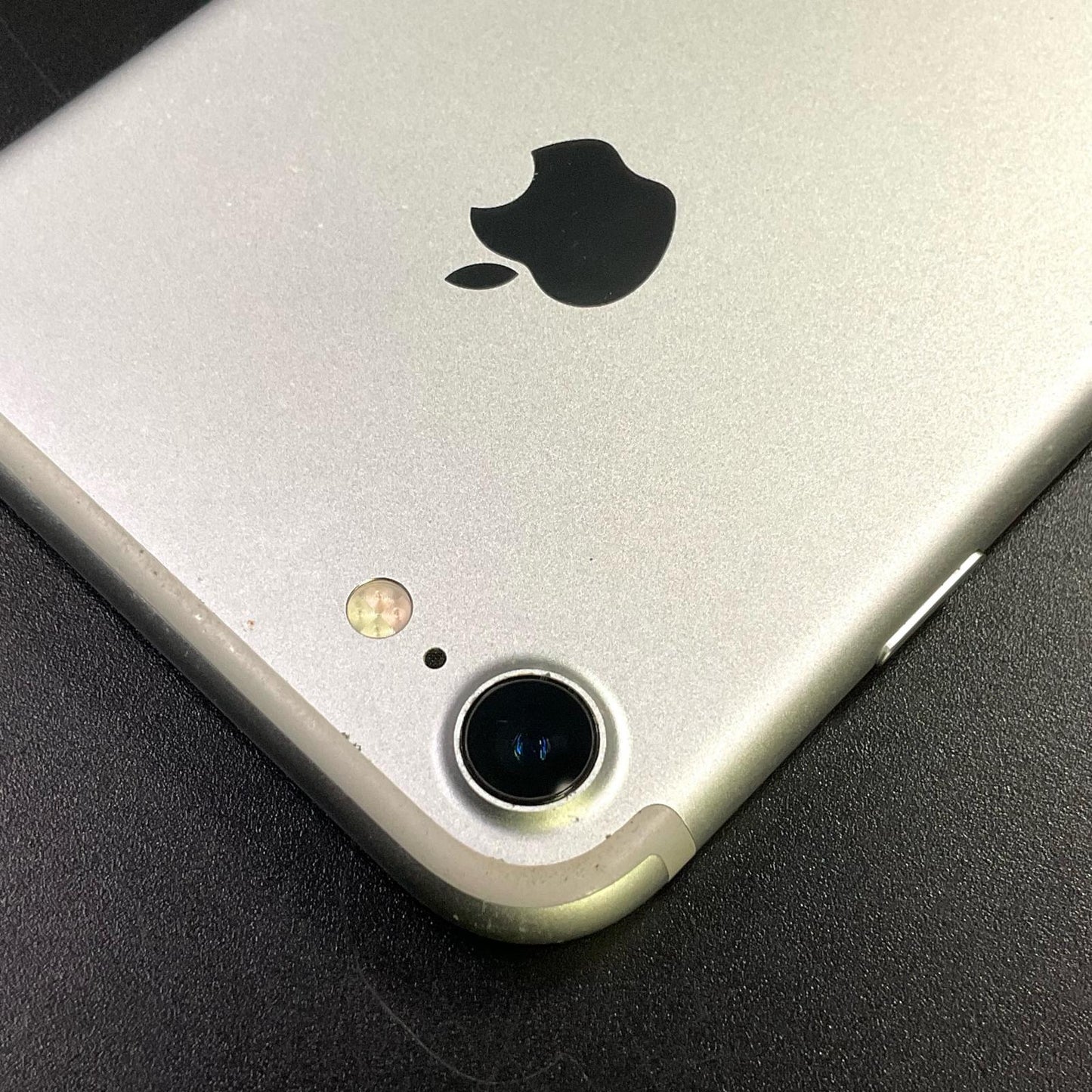 【全額返金保証】【最速発送】Apple iPhone iPhone 7 128GB シルバー docomo 白ロム 動作確認済 80%