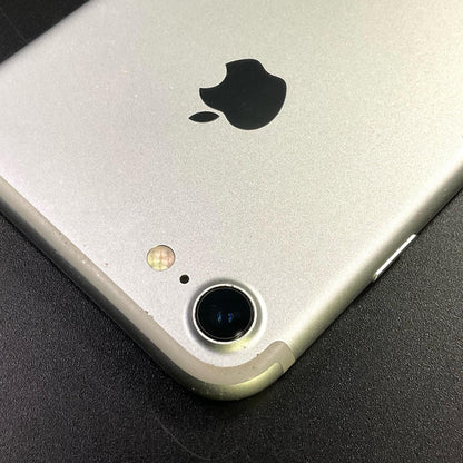 【全額返金保証】【最速発送】Apple iPhone iPhone 7 128GB シルバー docomo 白ロム 動作確認済 80%