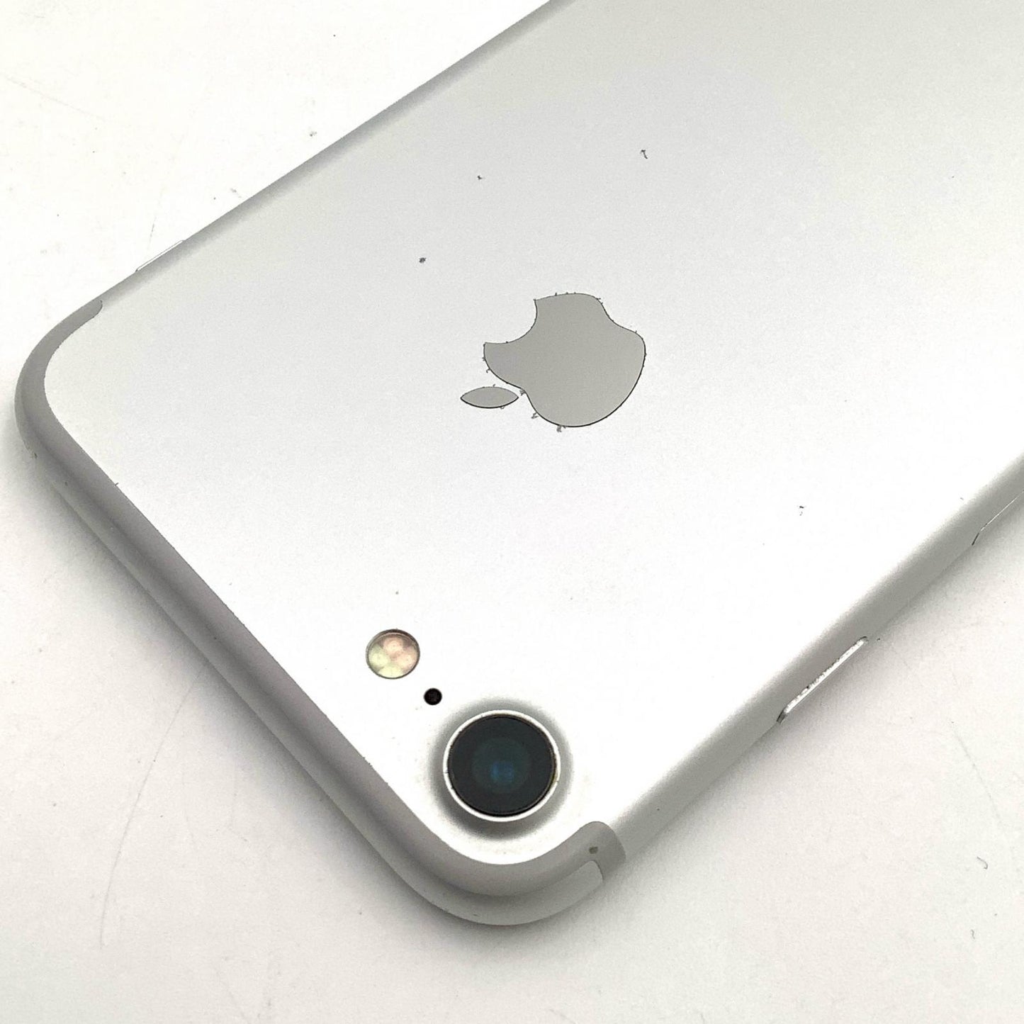 【全額返金保証】【最速発送】Apple iPhone iPhone 7 128GB シルバー au 白ロム 美品 動作確認済 96%