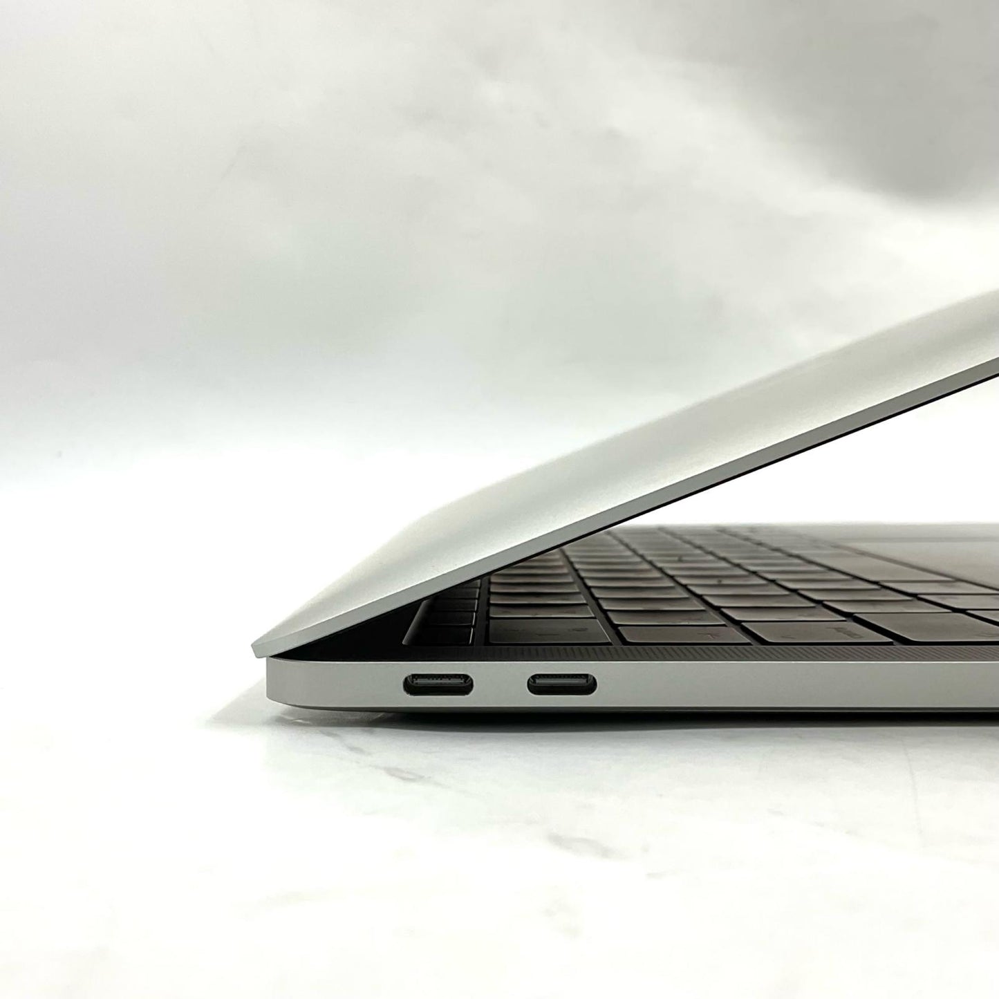 【全額返金保証】【最速発送】Apple MacBook Pro 13インチ 2017 デュアルコア intel core i5 8GB 256GB シルバー 88% 美品 動作確認済