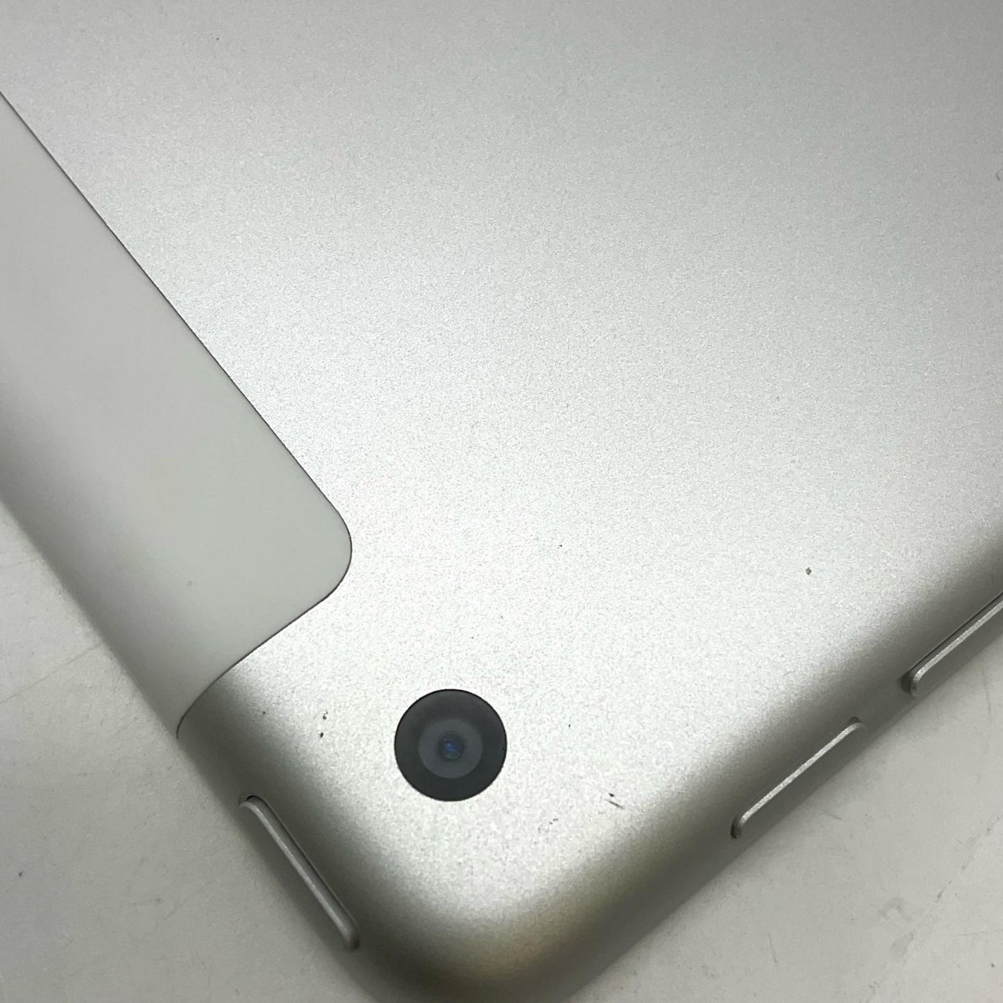 【最速発送】Apple iPad iPad 第9世代 Wi-Fi+Cellular 256GB シルバー docomo SIMフリー 白ロム【難有】