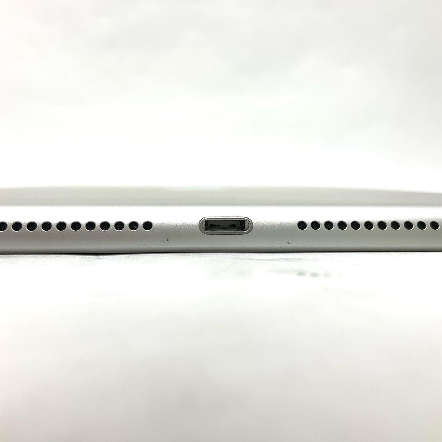 【最速発送】Apple iPad iPad 第9世代 Wi-Fi+Cellular 256GB シルバー docomo SIMフリー 白ロム【難有】