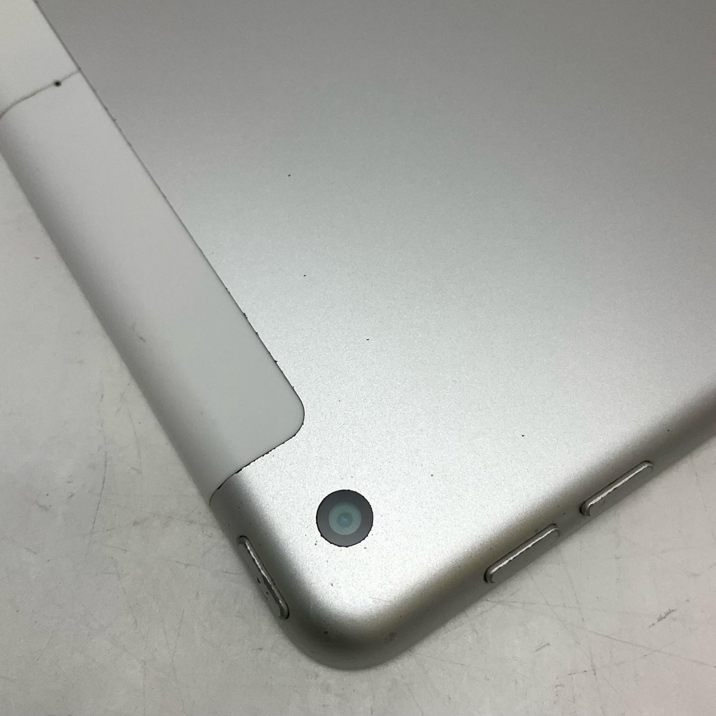 【最速発送】Apple iPad iPad 第9世代 Wi-Fi+Cellular 64GB シルバー docomo SIMフリー 白ロム【難有】