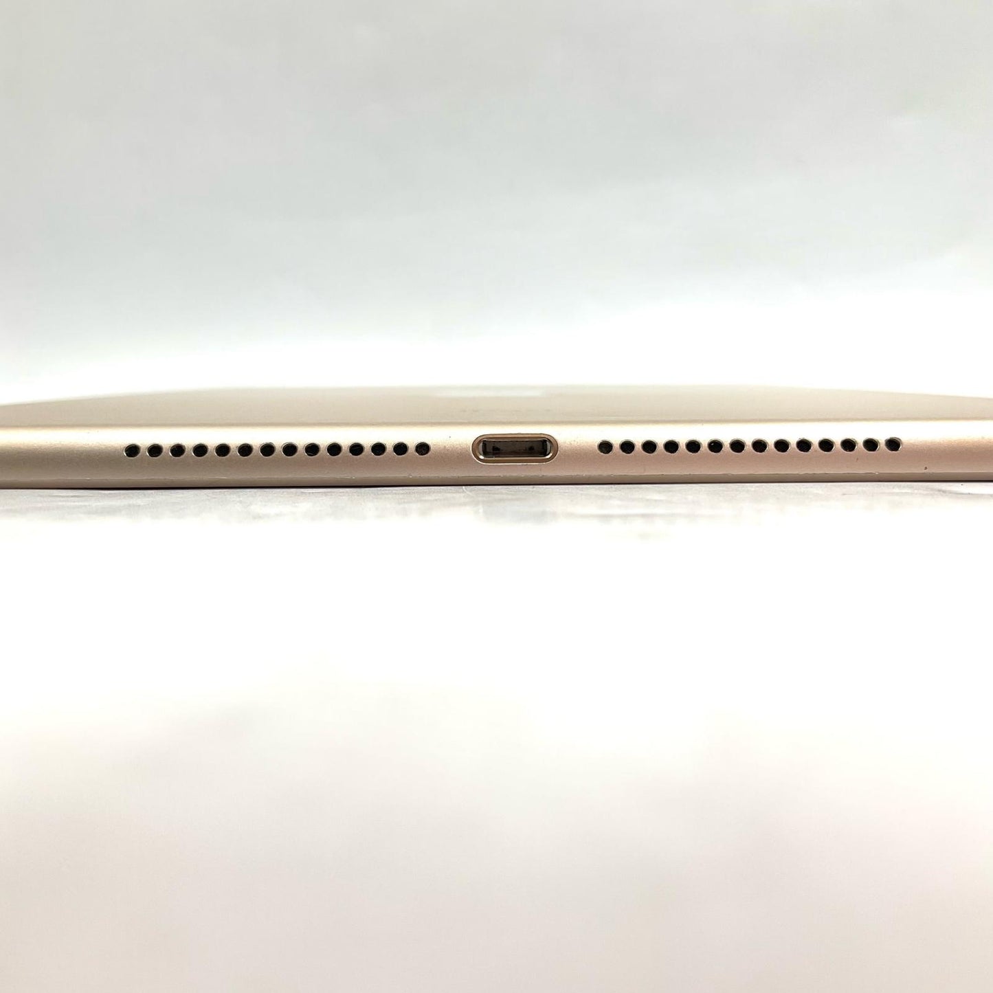 【全額返金保証】【最速発送】Apple iPad Air 9.7インチ 第2世代 64GB ゴールド WiFi+Cellular 白ロム 動作確認済
