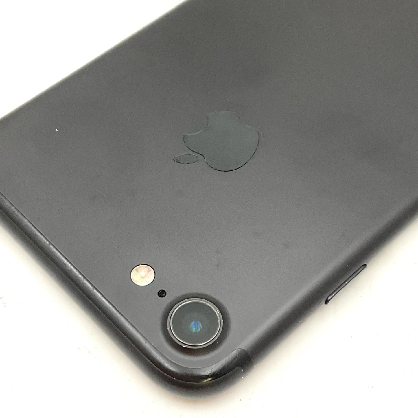 【全額返金保証】【最速発送】Apple iPhone iPhone 7 32GB ブラック au 白ロム 動作確認済 83%