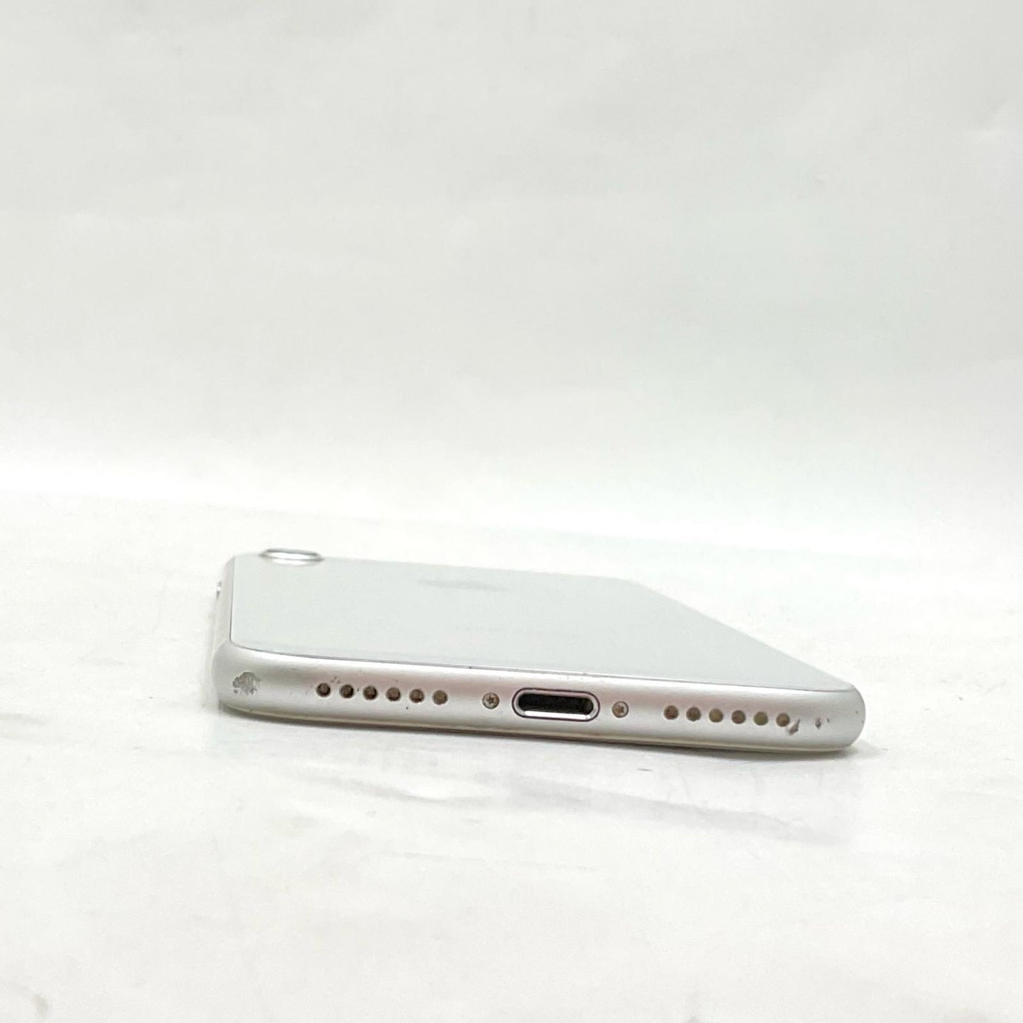 【全額返金保証】【最速発送】Apple iPhone iPhone 8 64GB シルバー docomo 白ロム 動作確認済 74%