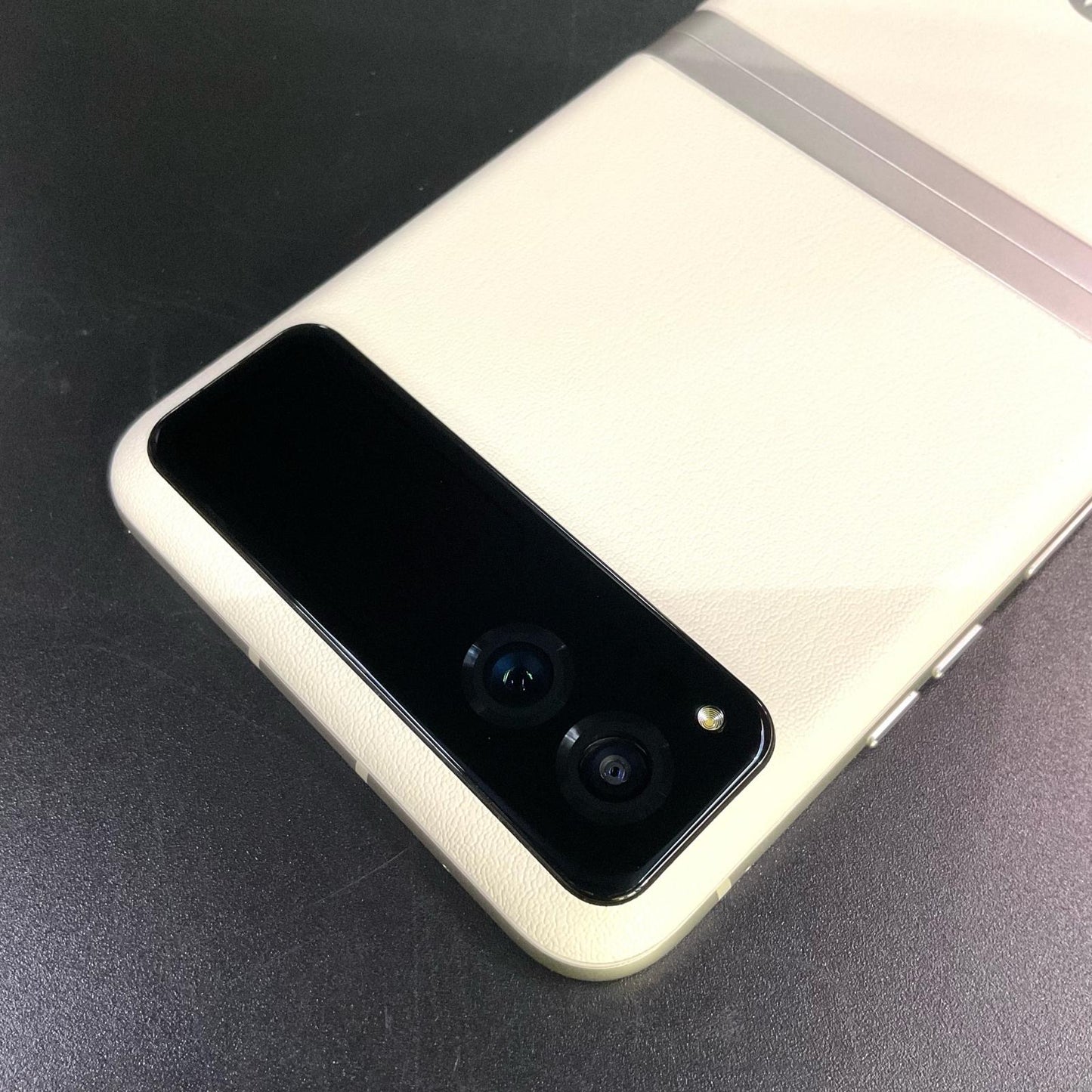 【全額返金保証】【最速発送】Motorola razr 40 256GB バニラクリーム SIMフリー XT2323-4 白ロム 美品 動作確認済