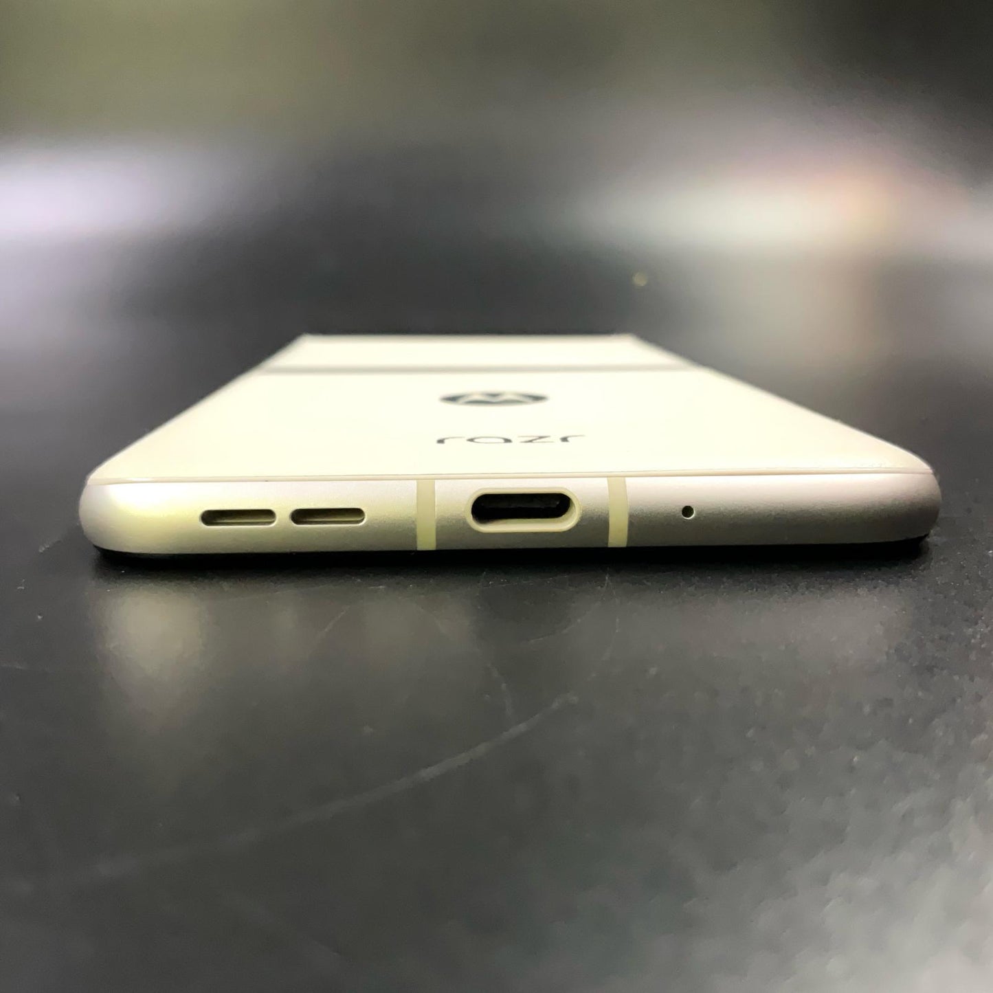 【全額返金保証】【最速発送】Motorola razr 40 256GB バニラクリーム SIMフリー XT2323-4 白ロム 美品 動作確認済