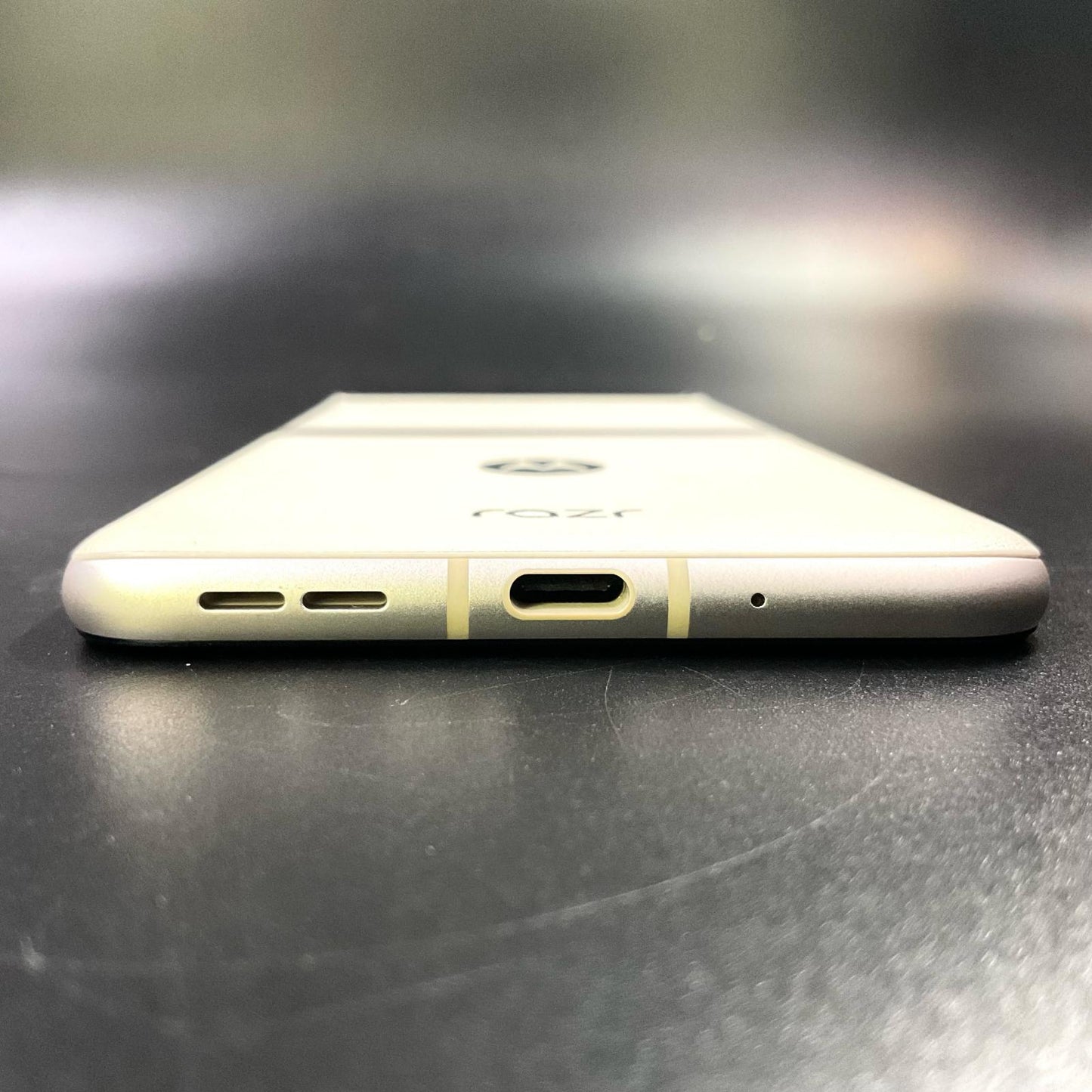 【全額返金保証】【最速発送】Motorola razr 40 256GB バニラクリーム SIMフリー XT2323-4 白ロム 美品 動作確認済