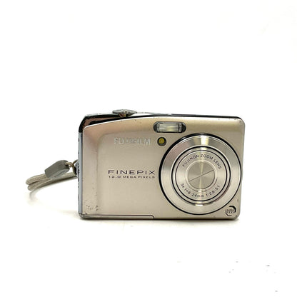 【全額返金保証】【最速発送】FUJIFILM コンパクトデジタルカメラ FinePix F50fd シルバー 動作確認済