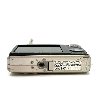 【全額返金保証】【最速発送】FUJIFILM コンパクトデジタルカメラ FinePix F50fd シルバー 動作確認済