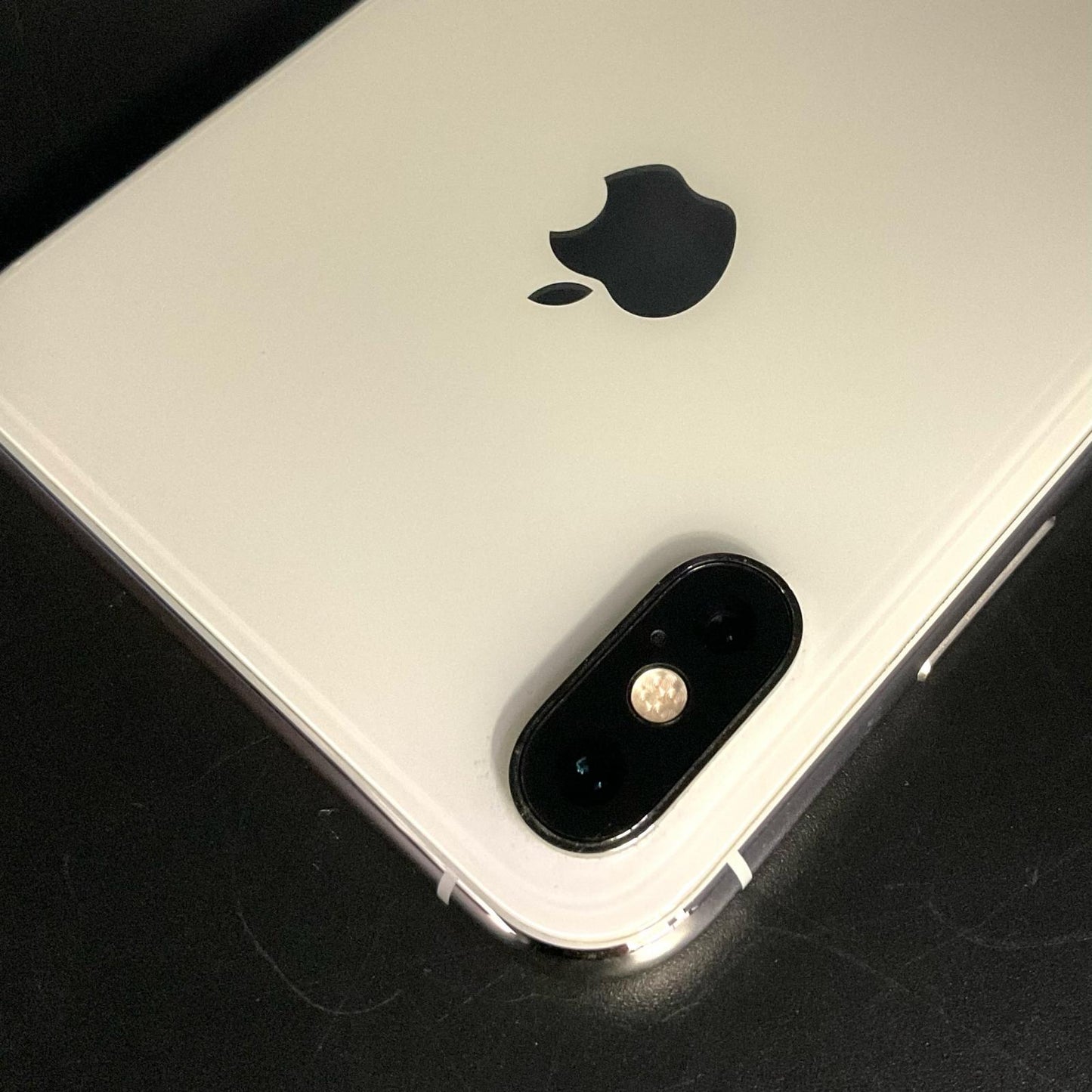 【全額返金保証】【最速発送】Apple iPhone iPhone XS Max 64GB ホワイト docomo 白ロム 動作確認済 77%