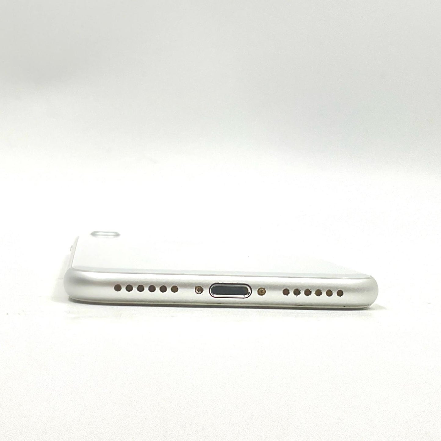 【全額返金保証】【最速発送】Apple iPhone iPhone 8 256GB シルバー docomo SIMフリー 白ロム 動作確認済 73%