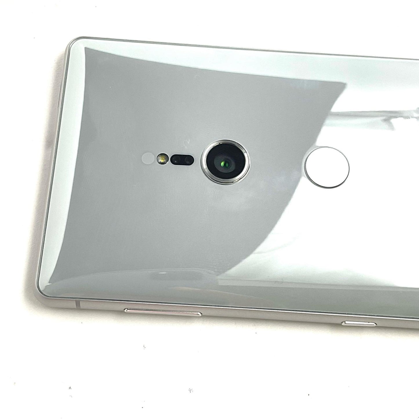 【全額返金保証】【最速発送】Sony Xperia XZ2 64GB リキッドシルバー docomo SO-03K 白ロム 動作確認済