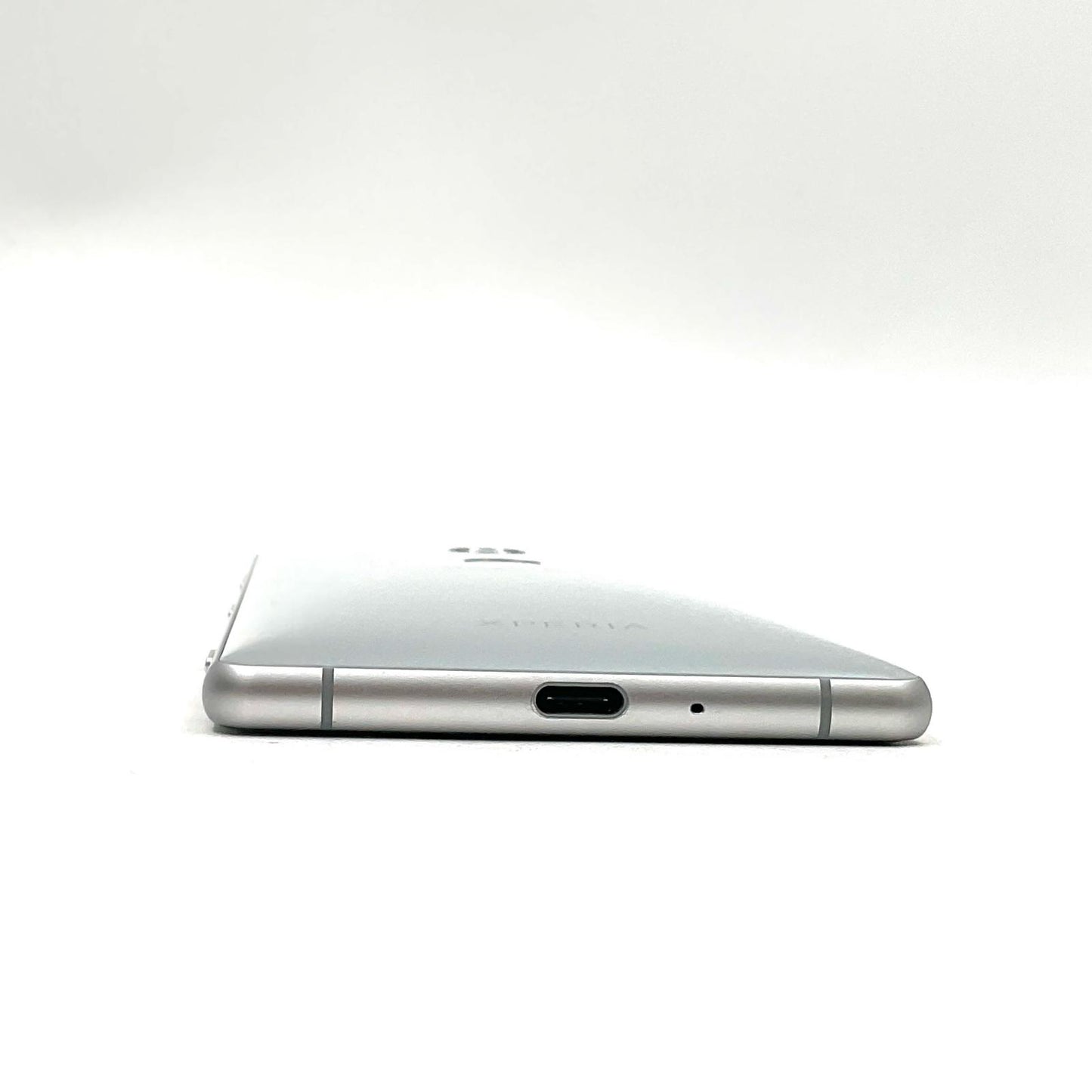【全額返金保証】【最速発送】Sony Xperia XZ2 64GB リキッドシルバー docomo SO-03K 白ロム 動作確認済