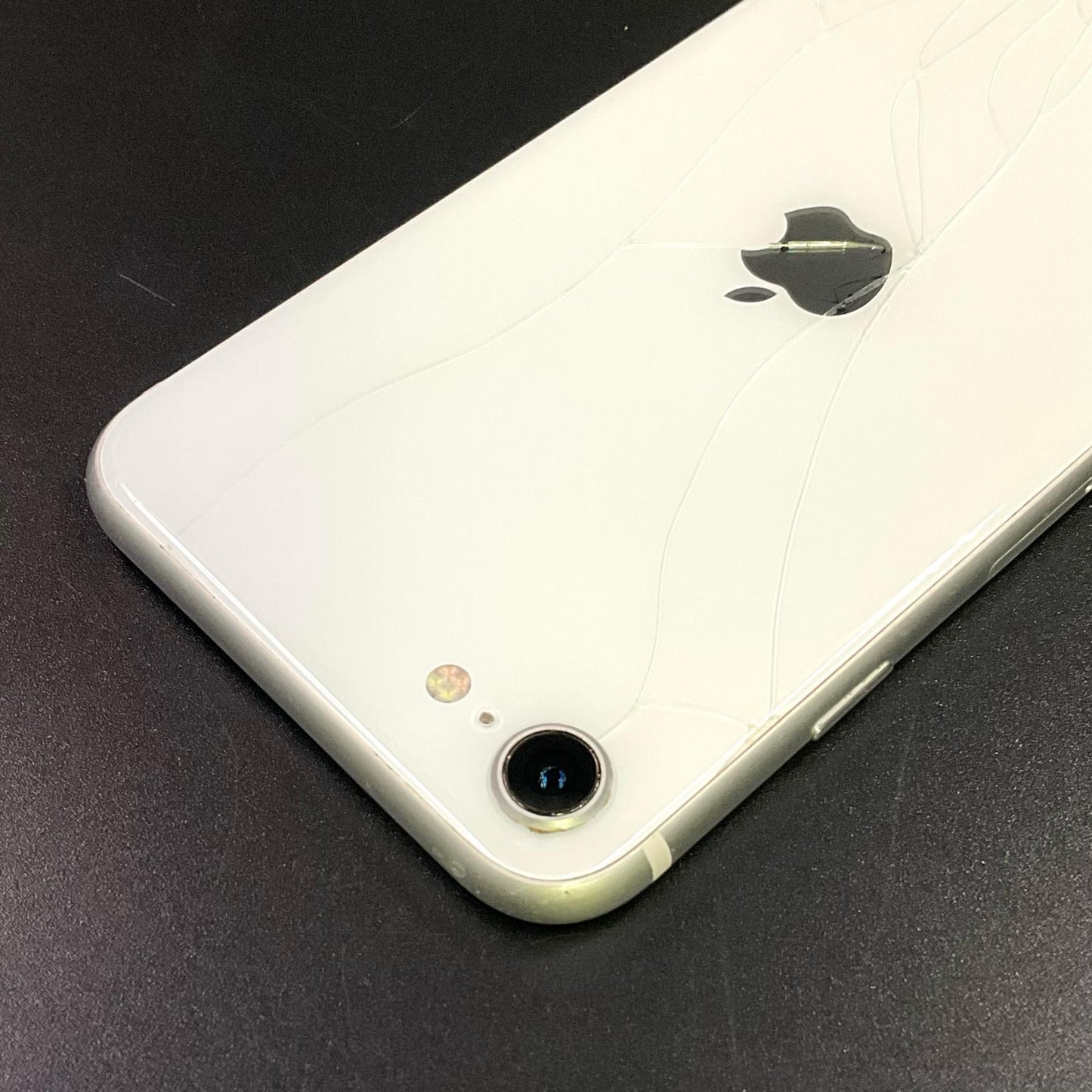 【最速発送】Apple iPhone iPhone SE（第2世代） 128GB ホワイト au 白ロム【難有】 84%
