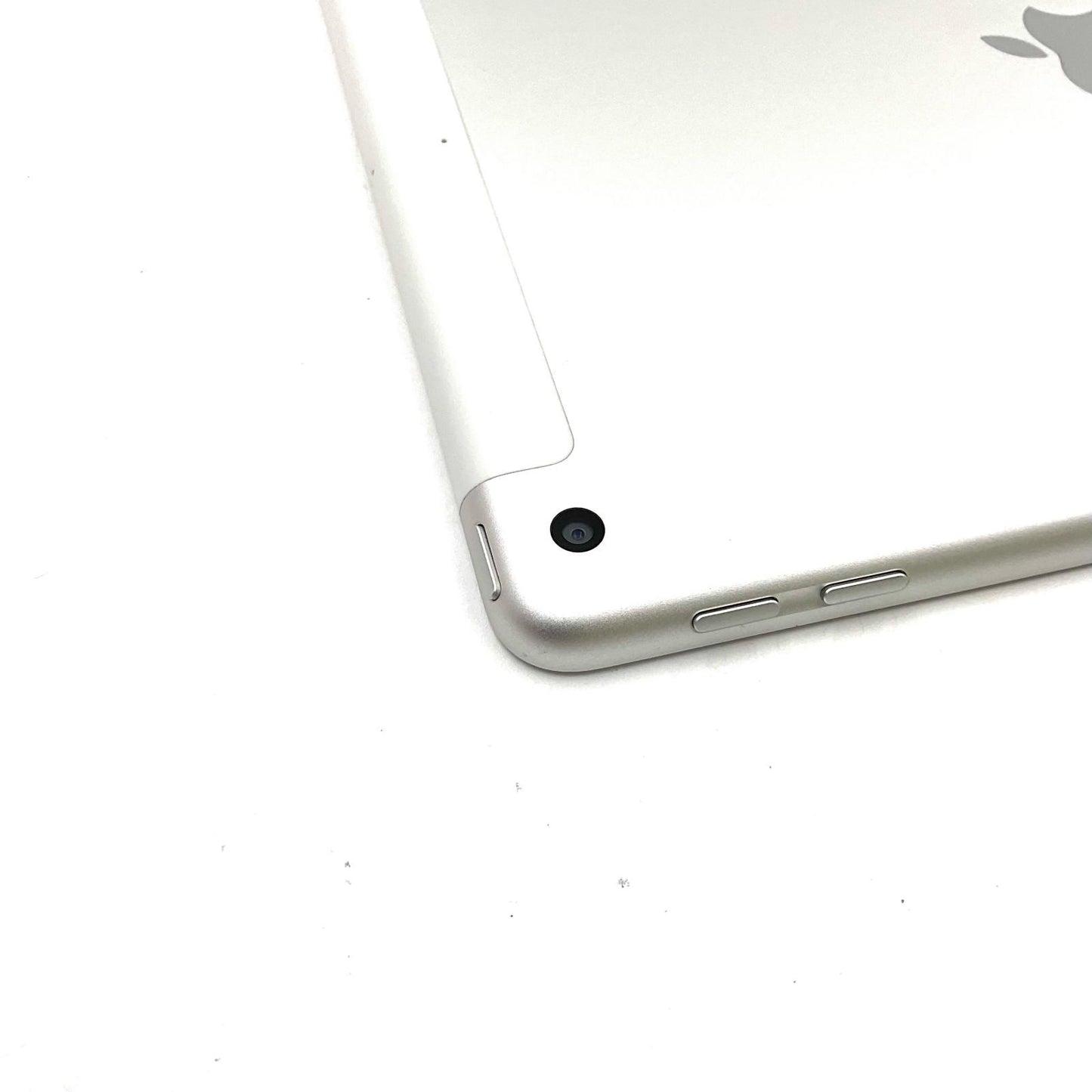 【全額返金保証】【最速発送】Apple iPad iPad 9.7インチ 第5世代 32GB シルバー WiFi+Cellular docomo 白ロム 動作確認済
