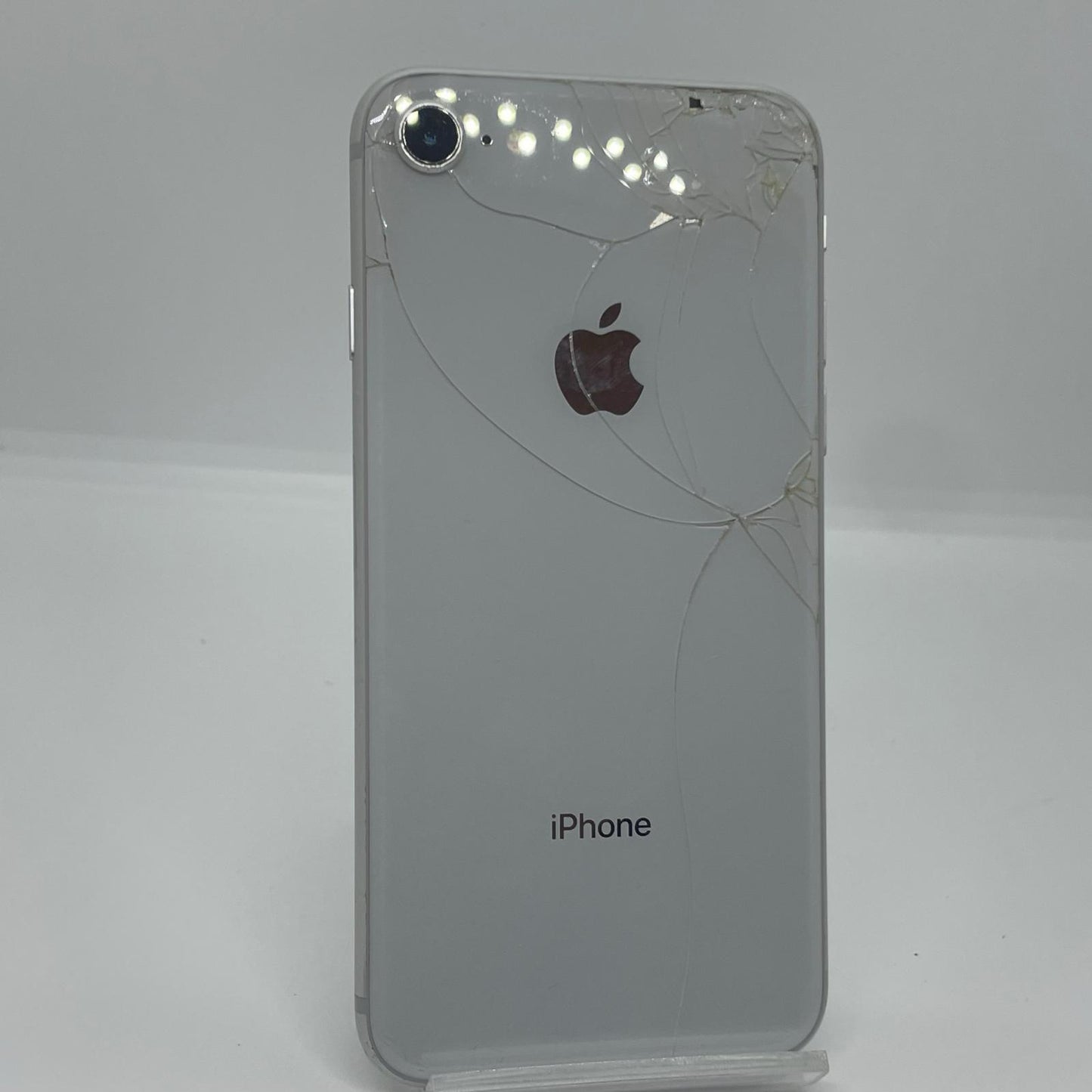 【最速発送】Apple iPhone iPhone 8 64GB シルバー docomo 白ロム【難有】 75%