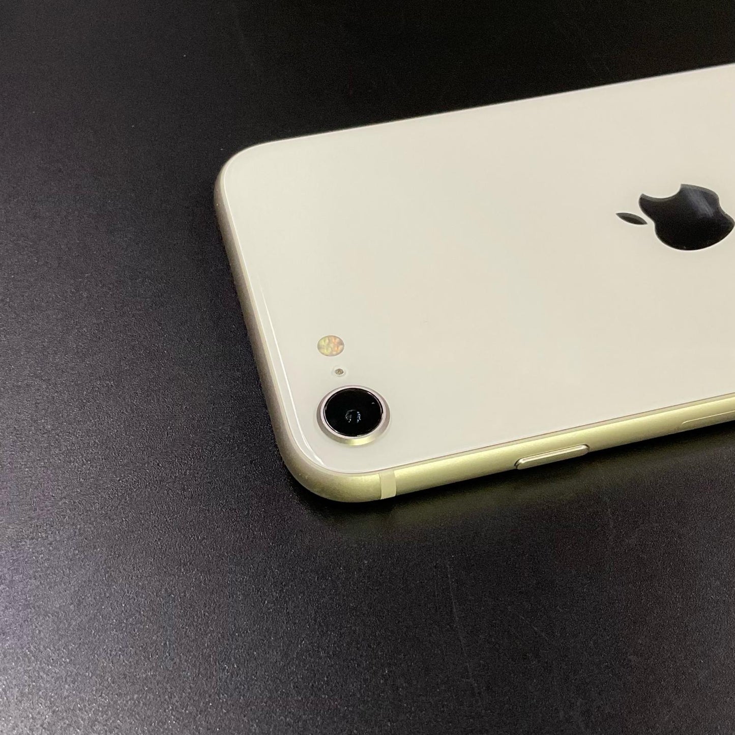 【全額返金保証】【最速発送】Apple iPhone iPhone SE（第3世代） 64GB スターライト au SIMフリー 白ロム 動作確認済 72%