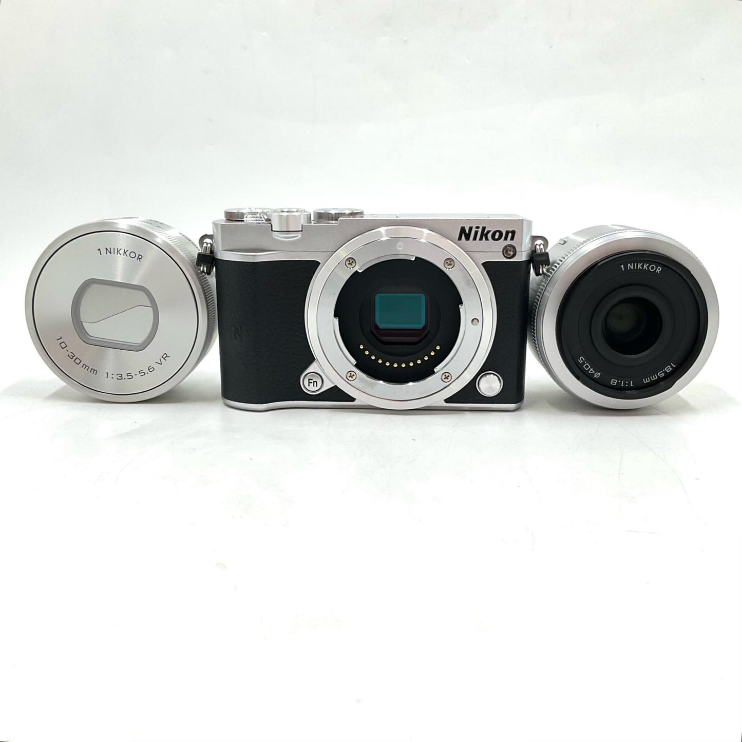 【全額返金保証】【最速発送】Nikon デジタル一眼 Nikon 1 J5 ダブルレンズキット [シルバー] 美品 動作確認済