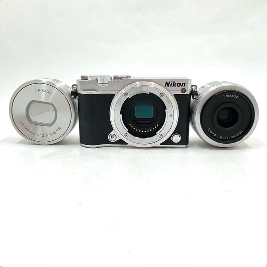 【全額返金保証】【最速発送】Nikon デジタル一眼 Nikon 1 J5 ダブルレンズキット [シルバー] 美品 動作確認済