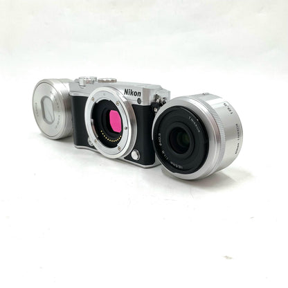 【全額返金保証】【最速発送】Nikon デジタル一眼 Nikon 1 J5 ダブルレンズキット [シルバー] 美品 動作確認済
