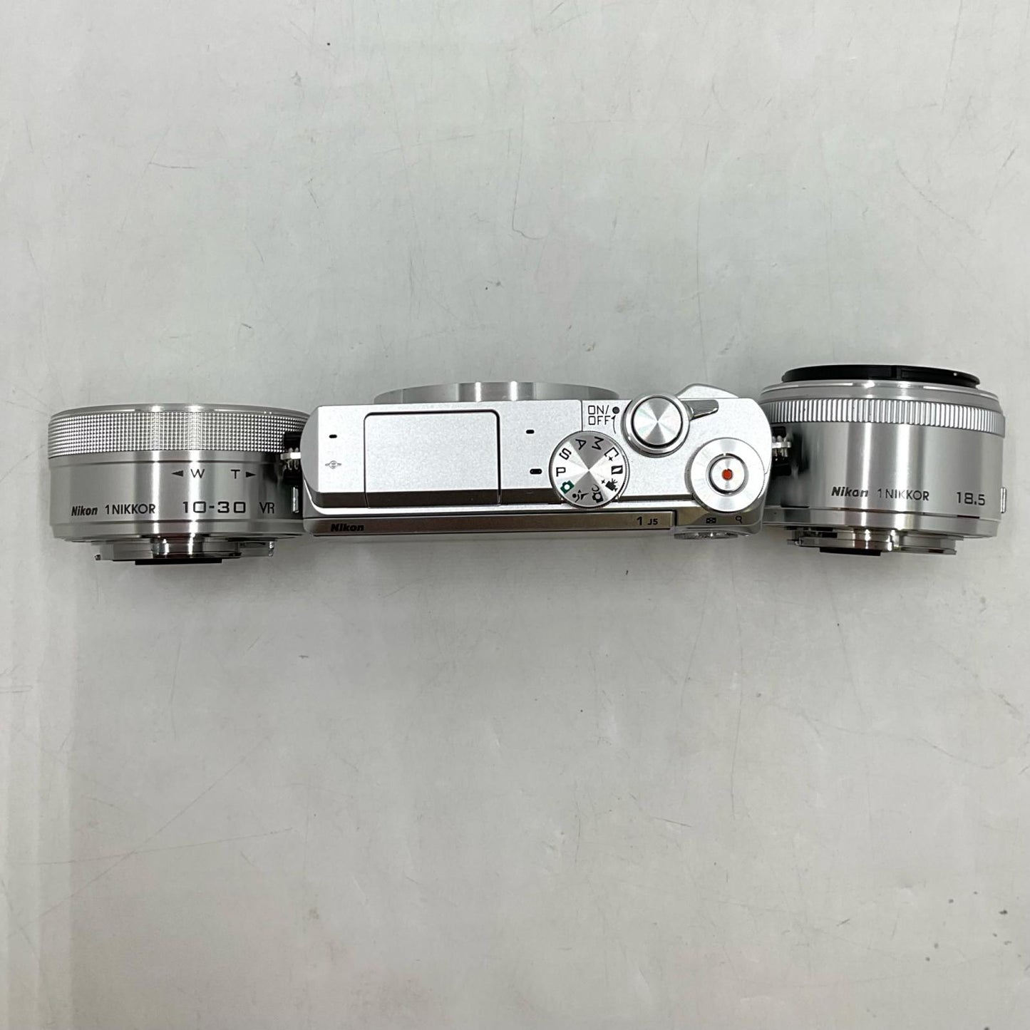 【全額返金保証】【最速発送】Nikon デジタル一眼 Nikon 1 J5 ダブルレンズキット [シルバー] 美品 動作確認済