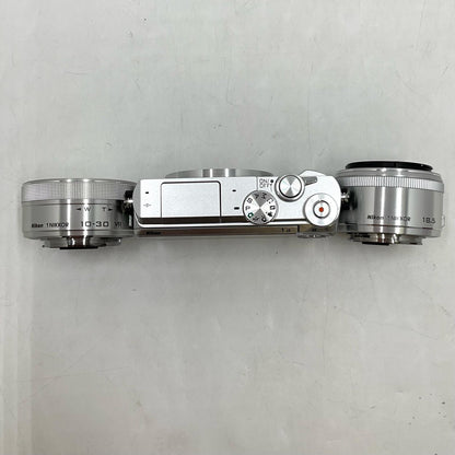 【全額返金保証】【最速発送】Nikon デジタル一眼 Nikon 1 J5 ダブルレンズキット [シルバー] 美品 動作確認済