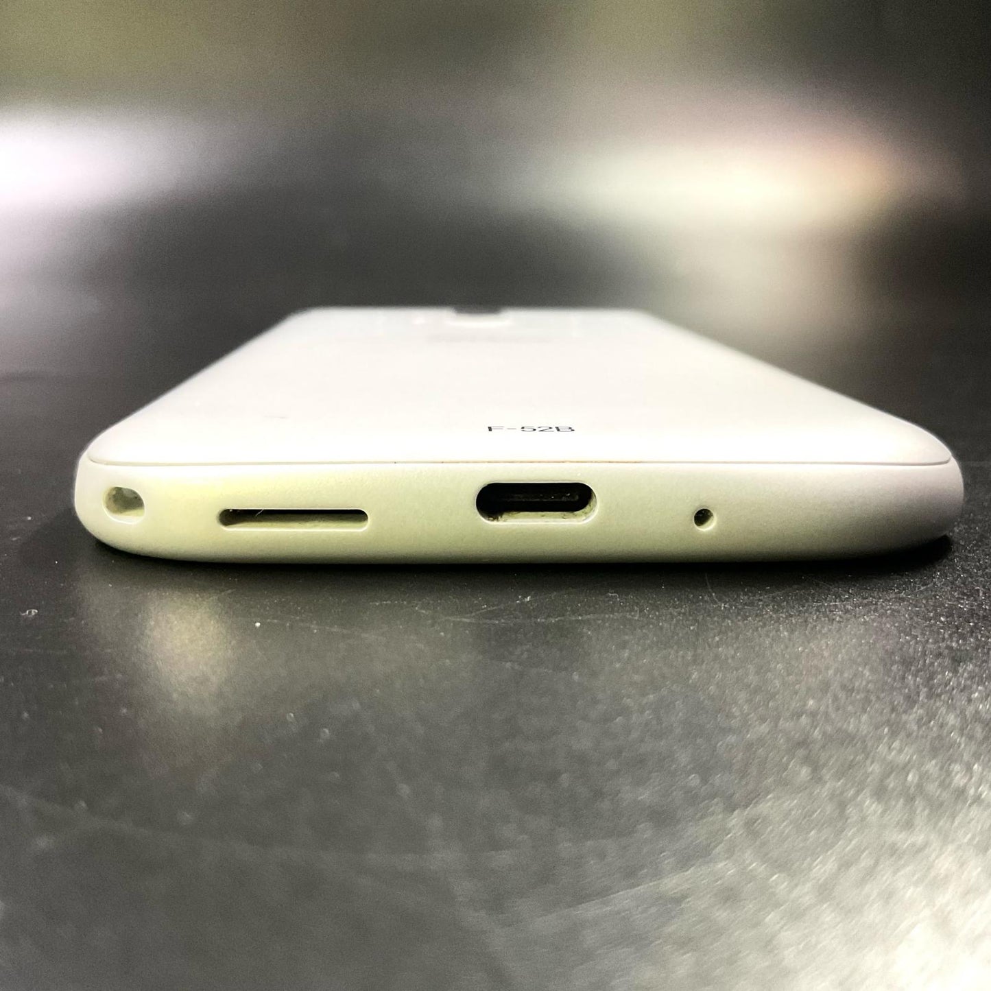 【全額返金保証】【最速発送】 らくらくスマートフォン 64GB ホワイト系 docomo SIMフリー F-52B 白ロム 動作確認済