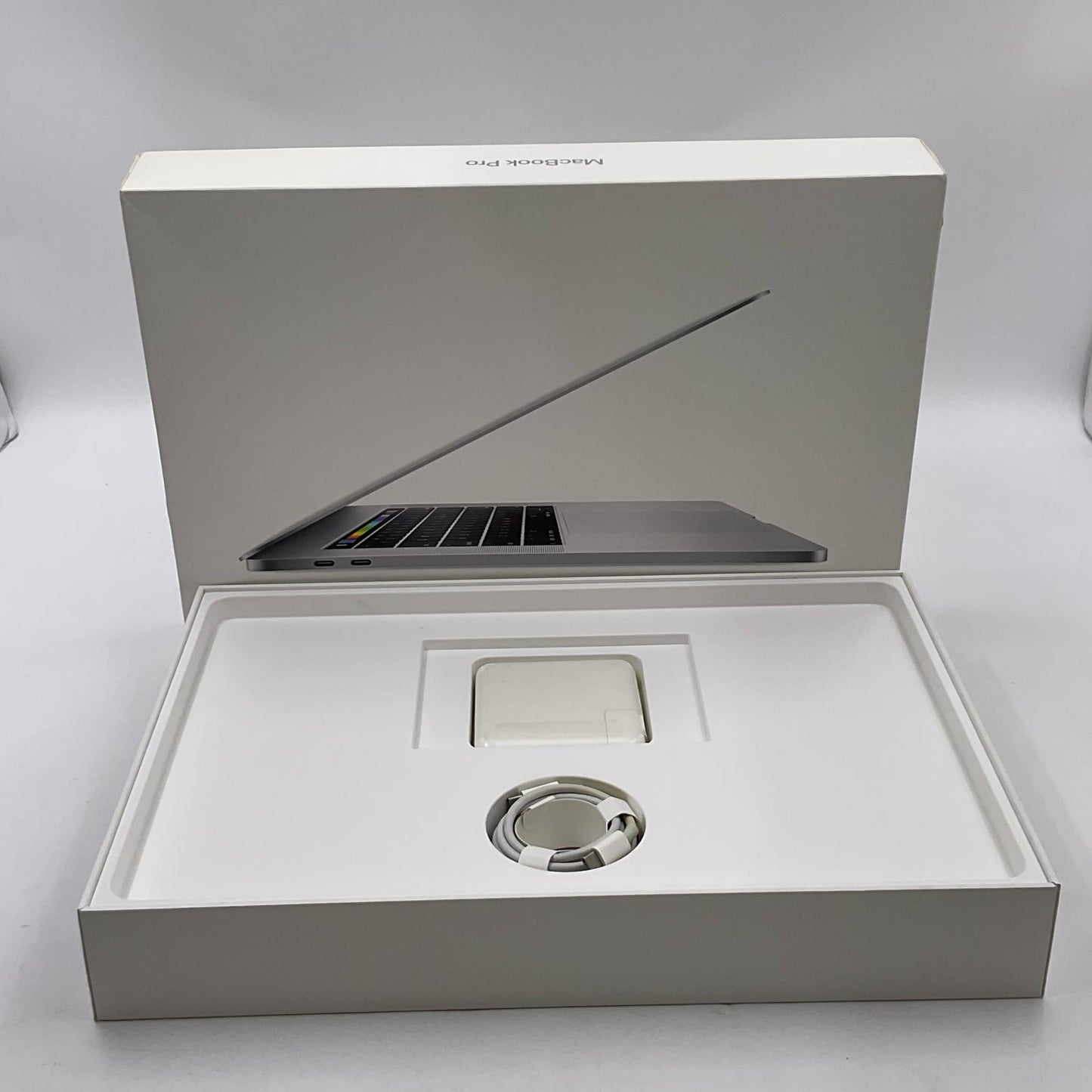 【全額返金保証】【最速発送】Apple MacBook Pro 15インチ 2017 クアッドコア intel core i7 16GB 512GB シルバー 91% 動作確認済