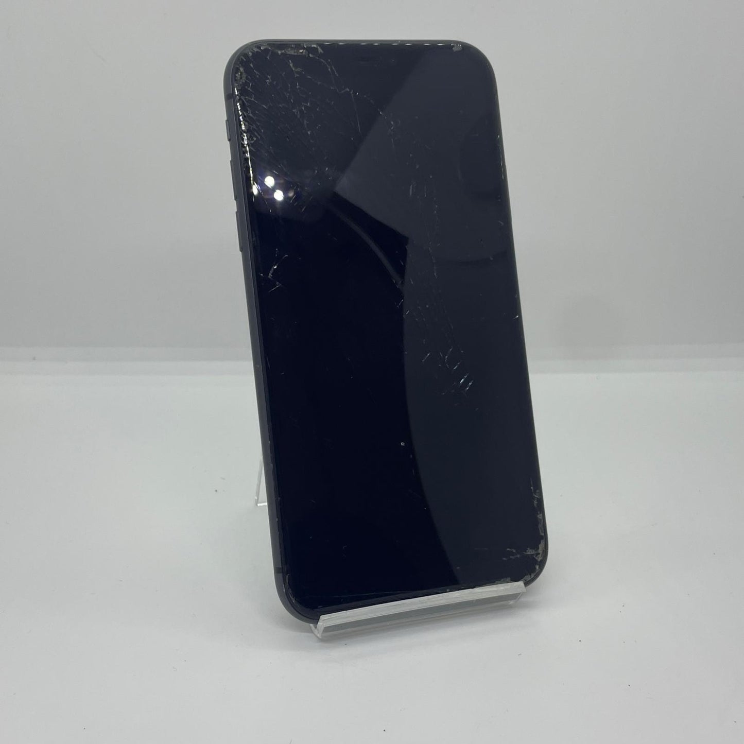 【最速発送】Apple iPhone iPhone 11 128GB ブラック docomo 白ロム【難有】 75%