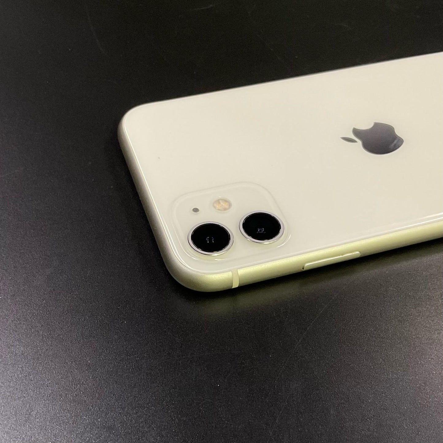 【全額返金保証】【最速発送】Apple iPhone iPhone 11 64GB ホワイト au 白ロム 動作確認済 74%
