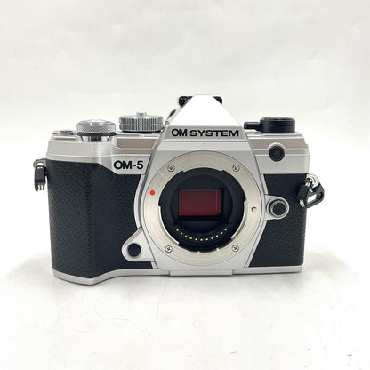 【全額返金保証】【最速発送】OM SYSTEM デジタル一眼 OM-5 ボディ シルバー 美品 動作確認済