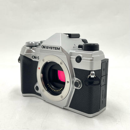 【全額返金保証】【最速発送】OM SYSTEM デジタル一眼 OM-5 ボディ シルバー 美品 動作確認済