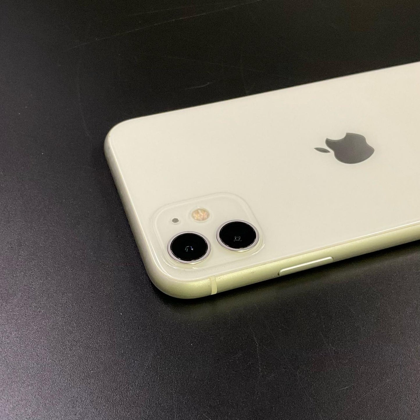 【全額返金保証】【最速発送】Apple iPhone iPhone 11 64GB ホワイト docomo 白ロム 動作確認済 76%