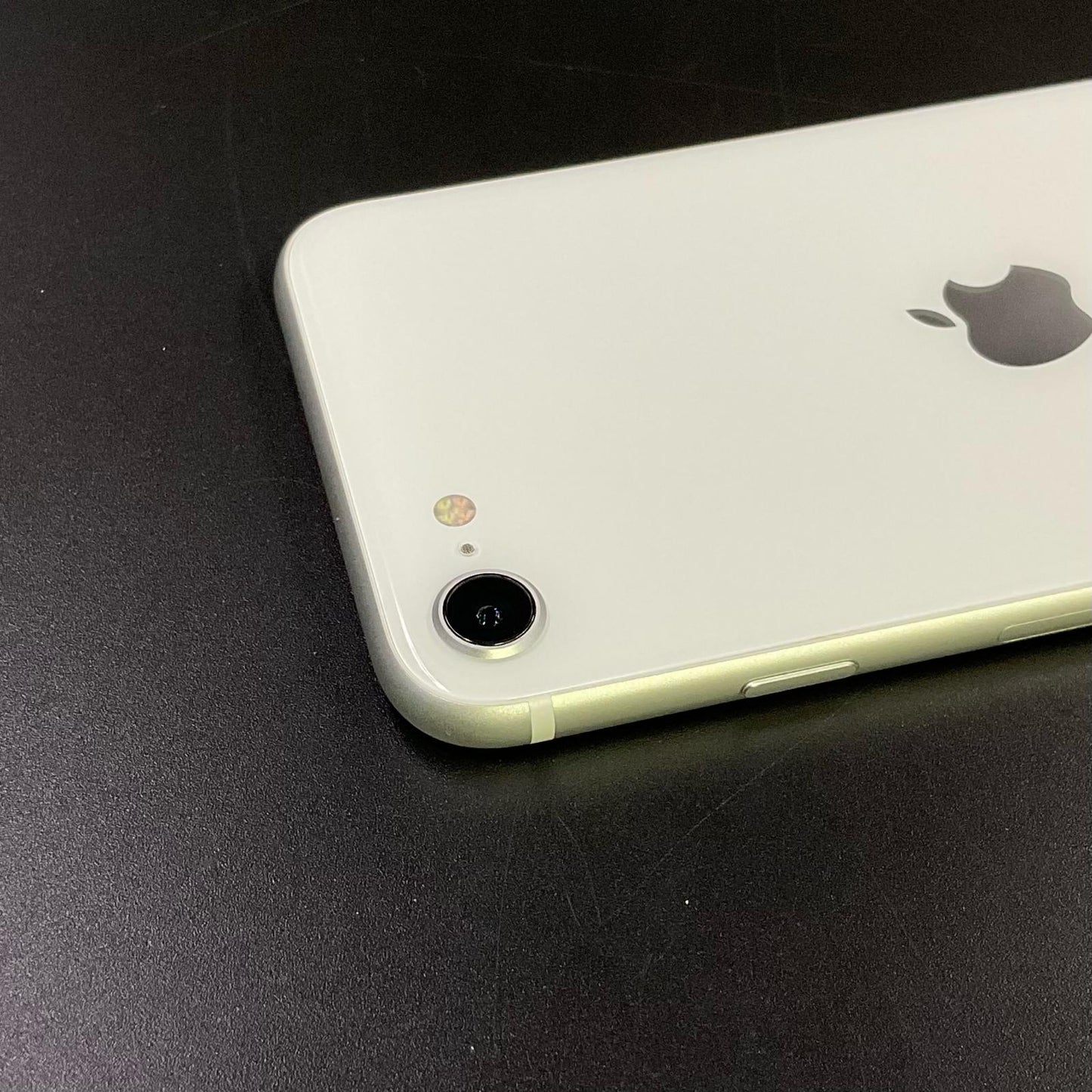 【全額返金保証】【最速発送】Apple iPhone iPhone SE（第2世代） 64GB ホワイト mineo 白ロム 美品 動作確認済 81%