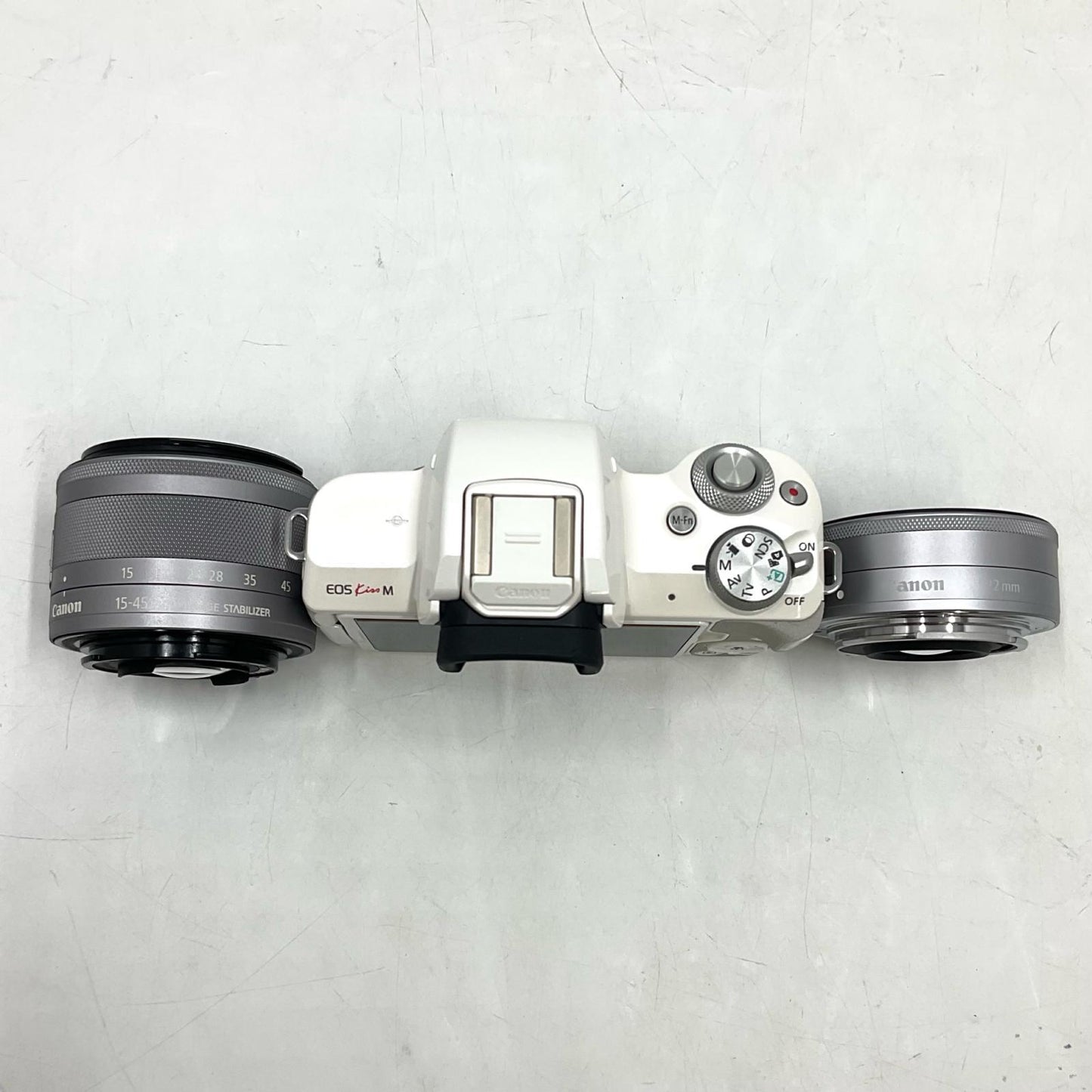 【全額返金保証】【最速発送】Canon デジタル一眼 EOS kiss M ダブルレンズキット ホワイト 美品 動作確認済