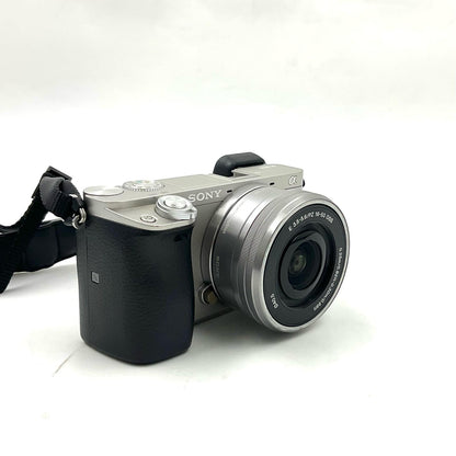 【全額返金保証】【最速発送】Sony デジタル一眼 α6000 ILCE-6000L パワーズームレンズキット シルバー 美品 動作確認済