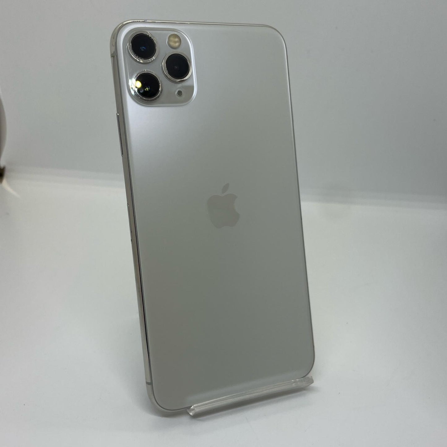 【全額返金保証】【最速発送】Apple iPhone iPhone 11 Pro Max 64GB シルバー docomo 白ロム 動作確認済 84%