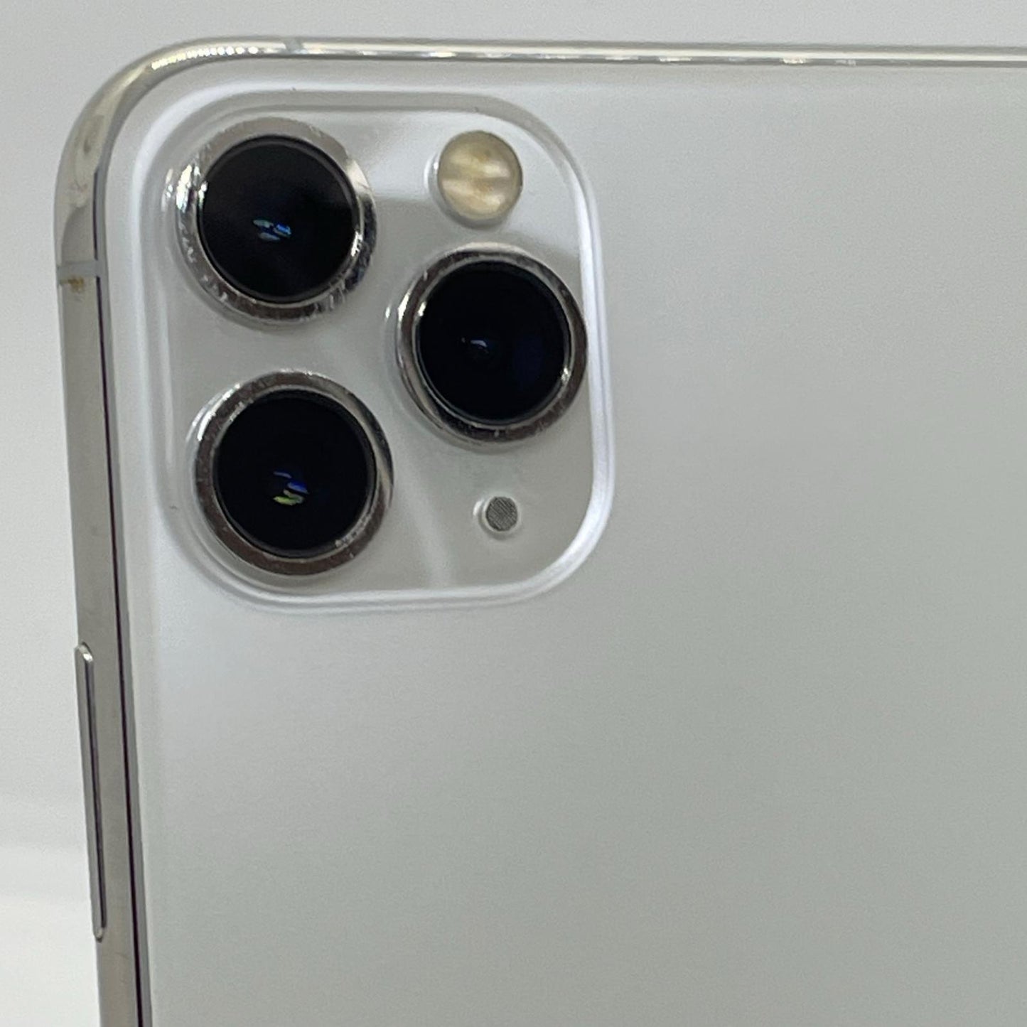 【全額返金保証】【最速発送】Apple iPhone iPhone 11 Pro Max 64GB シルバー docomo 白ロム 動作確認済 84%