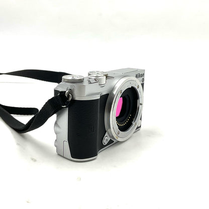 【全額返金保証】【最速発送】Nikon デジタル一眼 Nikon 1 J5 ボディ [シルバー] 動作確認済
