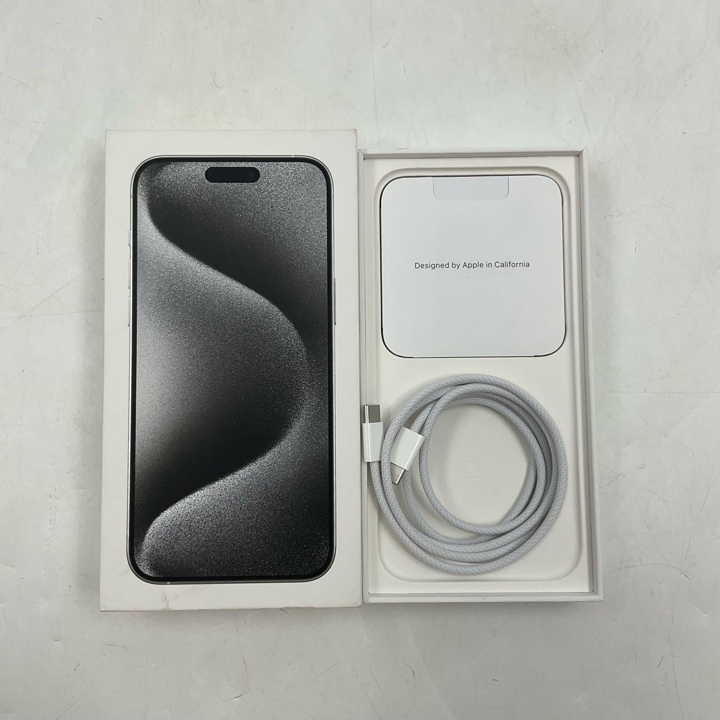 【全額返金保証】【最速発送】Apple iPhone iPhone 15 Pro Max 512GB ホワイトチタニウム au SIMフリー 美品 動作確認済 86%