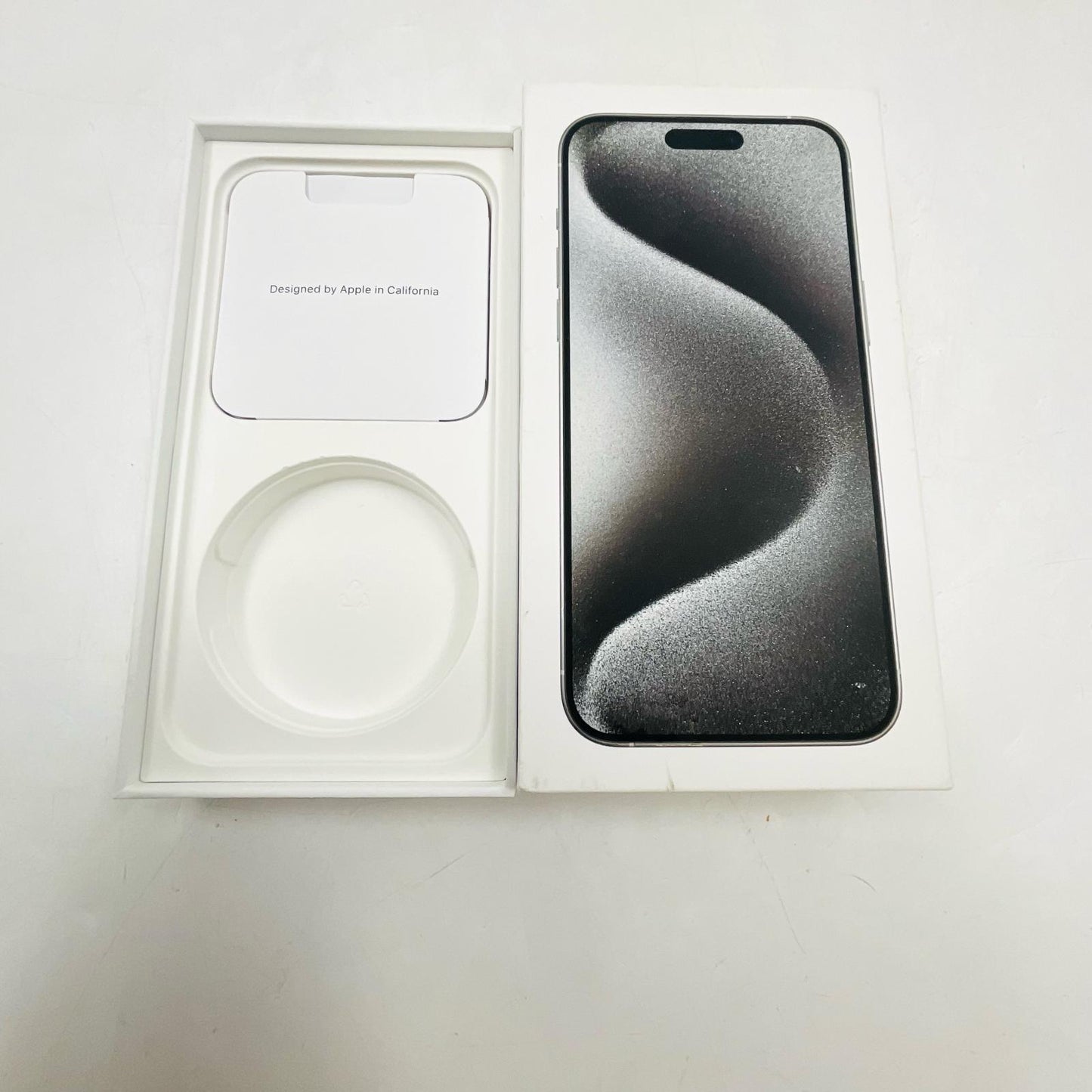 【全額返金保証】【最速発送】Apple iPhone iPhone 15 Pro Max 256GB ホワイト au SIMフリー 美品 動作確認済 87%