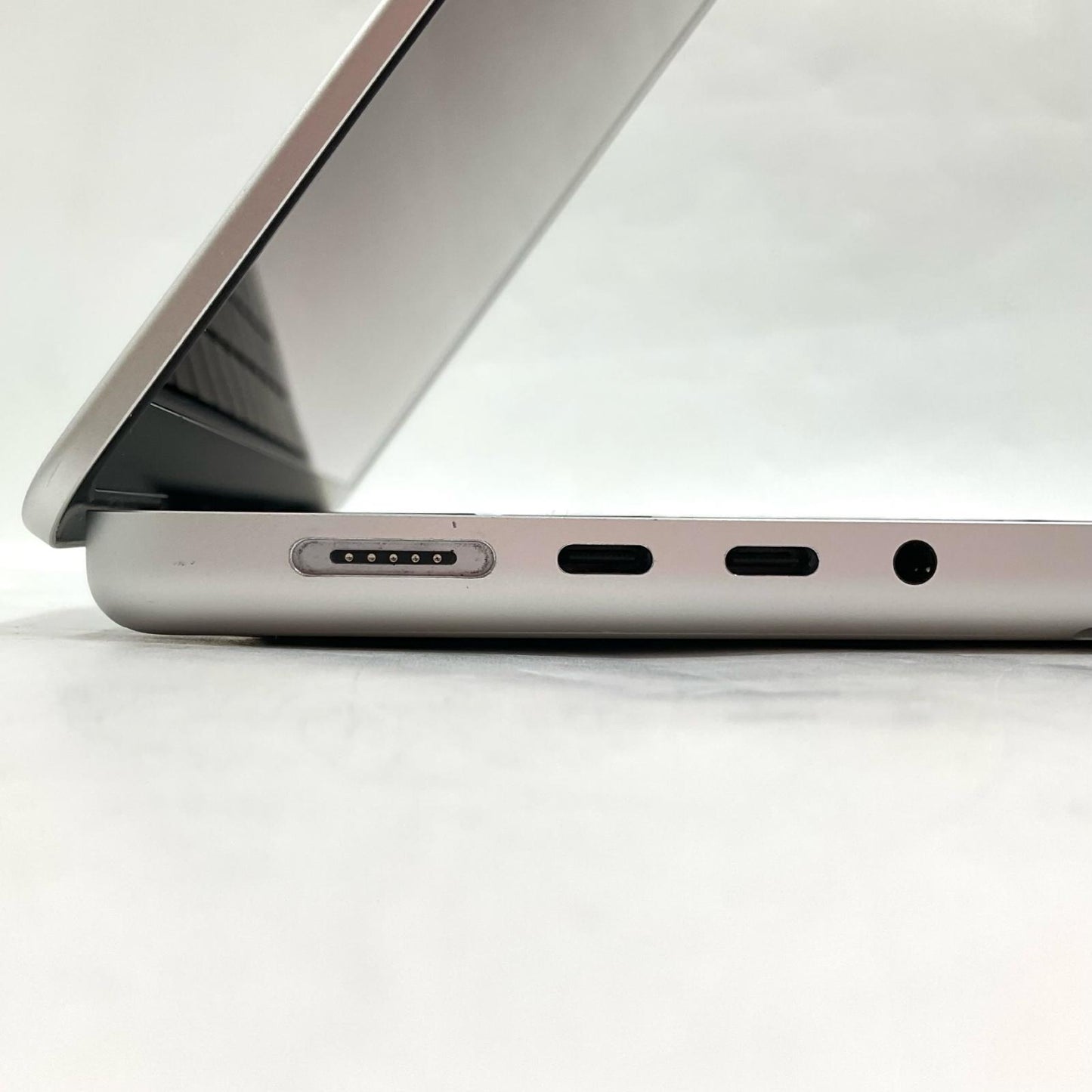 【最速発送】Apple MacBook Pro 14.2インチ 2021 M1 Pro 8コア 16GB 512GB シルバー 89%【難有】