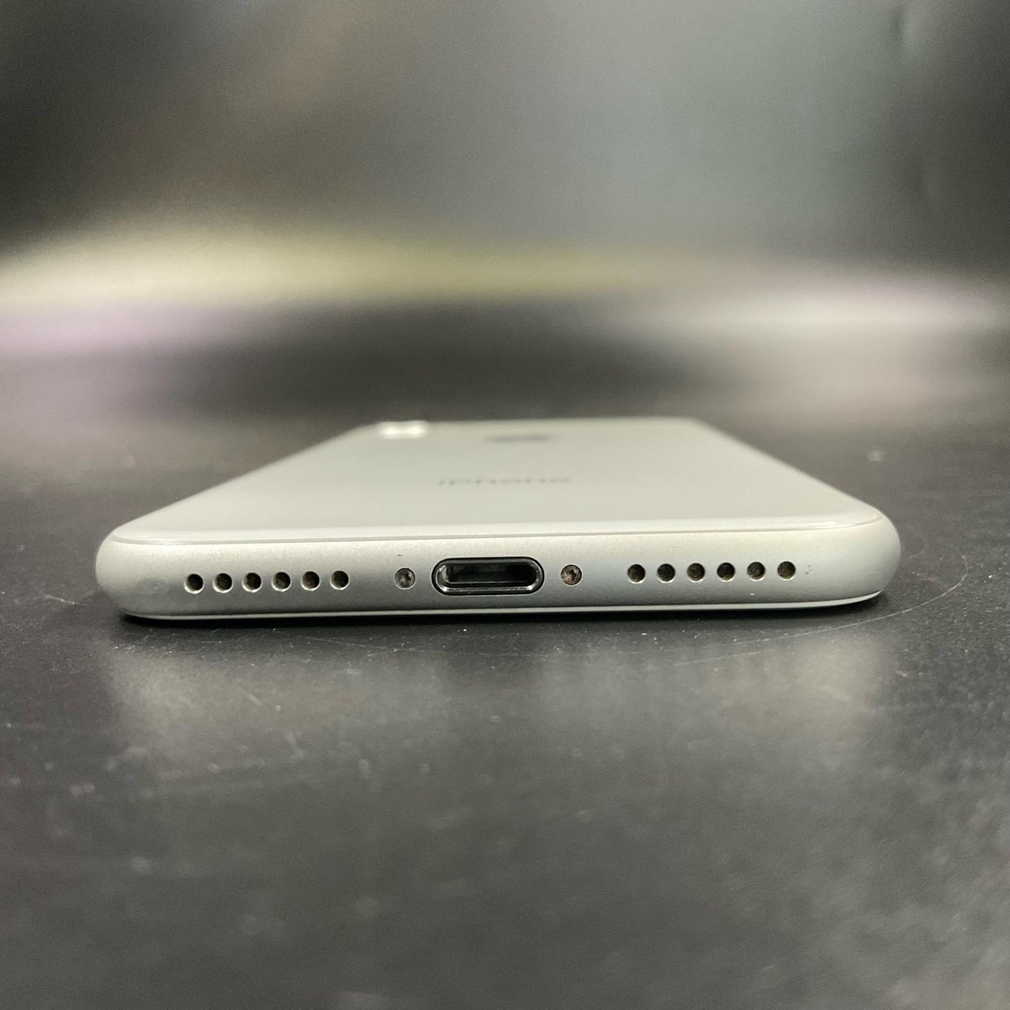 【全額返金保証】【最速発送】Apple iPhone iPhone 8 64GB シルバー au SIMフリー 白ロム 動作確認済 74%