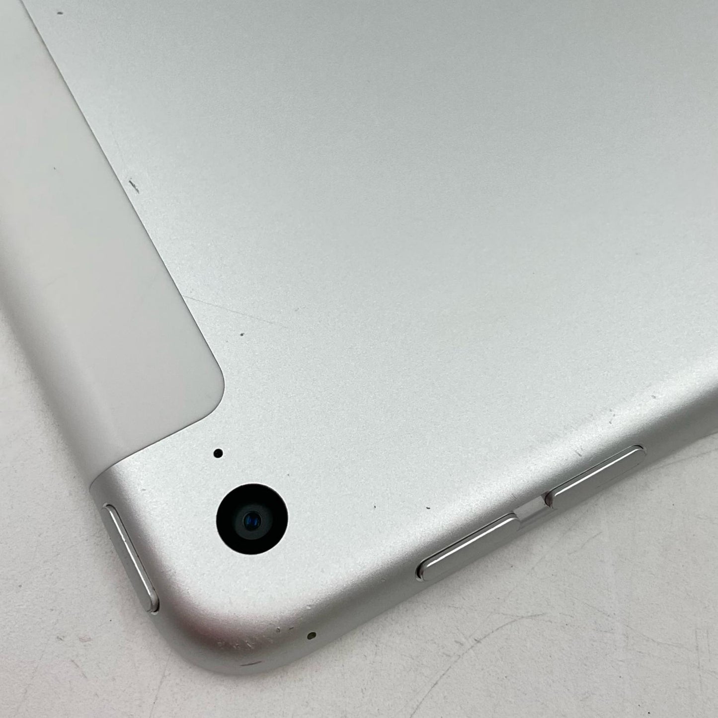 【最速発送】Apple iPad mini 4 7.9インチ 第4世代 128GB シルバー WiFi+Cellular Softbank SIMフリー 白ロム【難有】