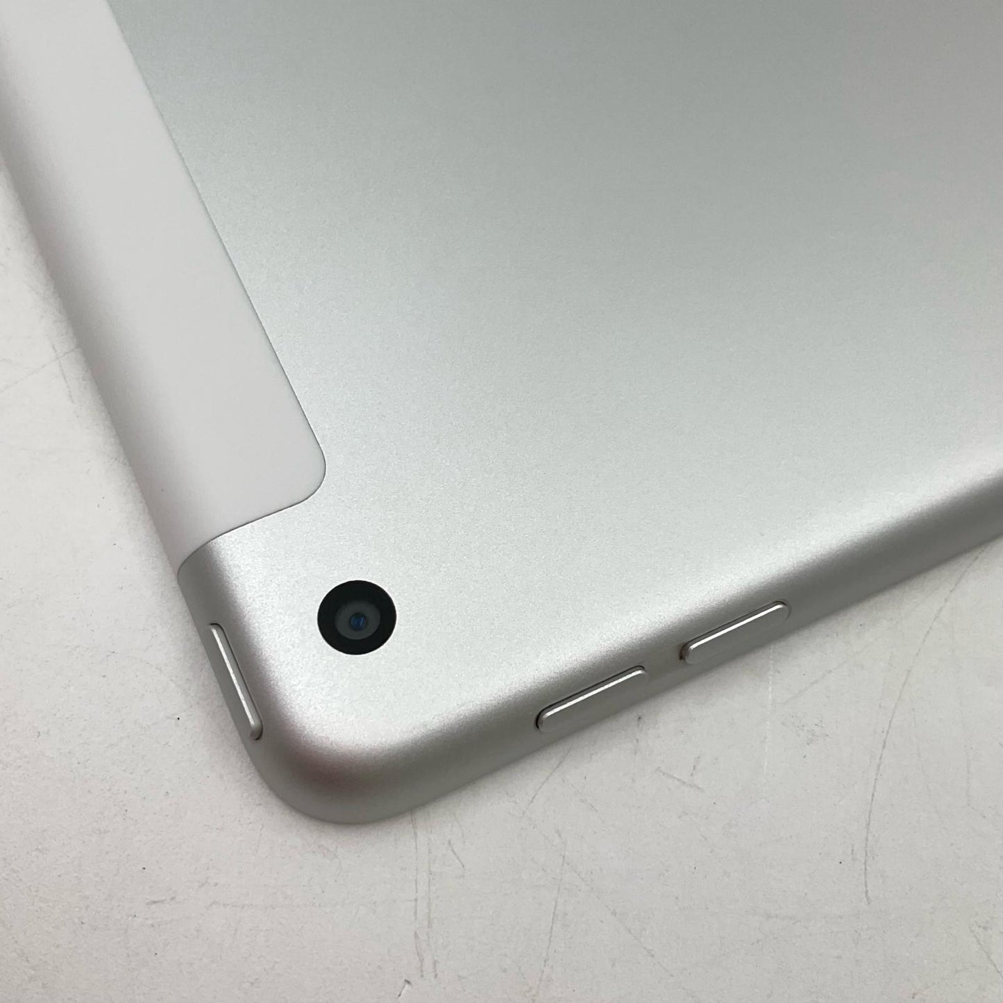 【全額返金保証】【最速発送】Apple iPad iPad 10.2インチ 第9世代 64GB シルバー WiFi+Cellular au 白ロム 美品 動作確認済